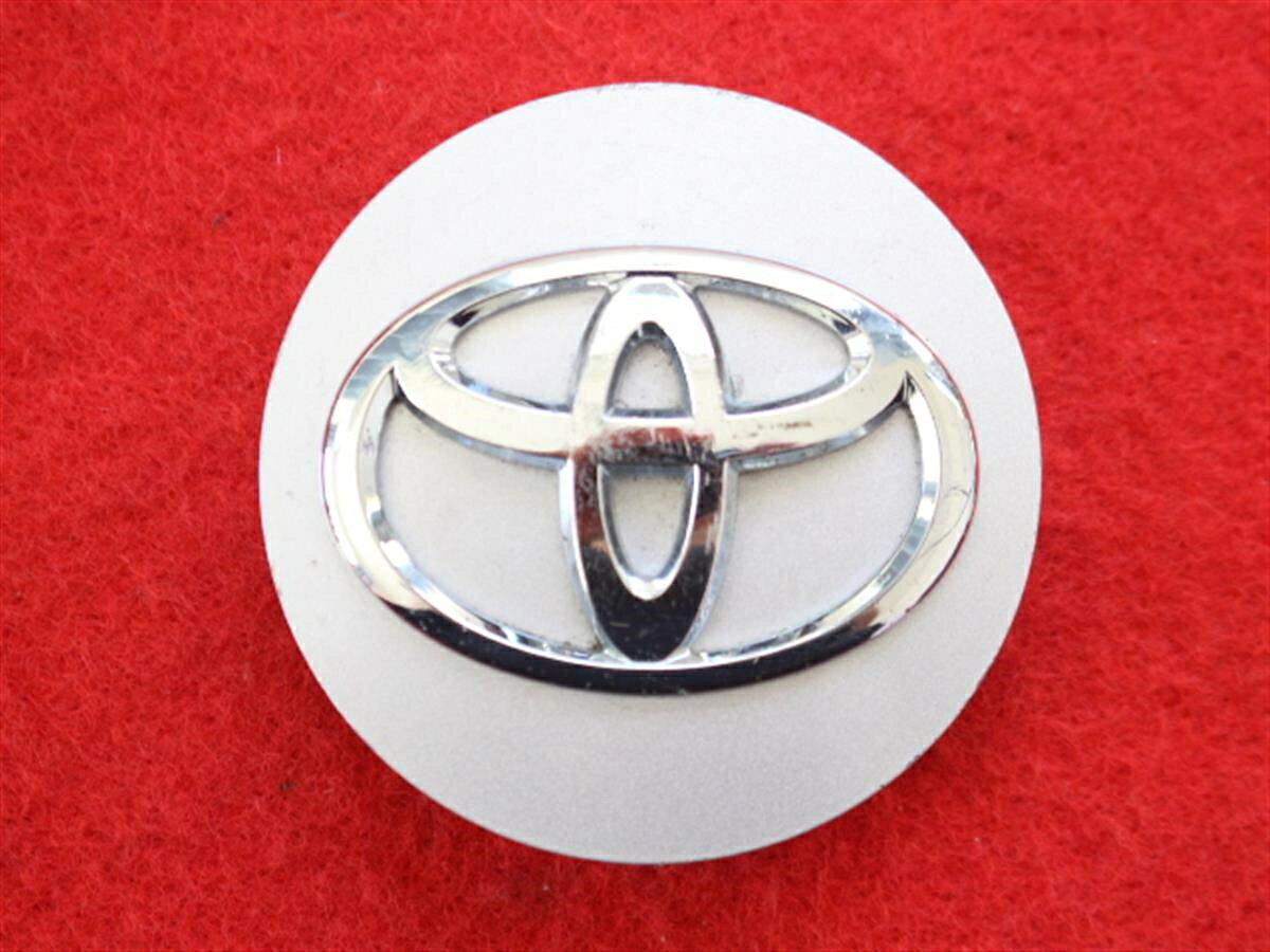 ●商品情報 トヨタ中古センターキャップ1枚の出品です。キズ、変色又はくすみがあります。プラスチック製、銀色です。刻印 CAP76B >ABS<☆キャップを傷つけてしまった方、破損してしまった方、いつの間にか知らないうちに飛んで行って失くしてしまった方、経年劣化により使用出来なくなってしまった方など、単品でお探しの方におススメです！！☆【寸法・程度について】【程度について】キズ等の程度につきましては画像にてご確認ください。表記は省略させて頂いておりますのでご了解ください。【寸法】※すべて実測値です画像にてご確認下さい。測定個所は下記の部分となります。全幅(直径)・裏面取付部径・厚さ(高さ)ジャンクBP5201059商品 500円+消費税 送料 1000円+消費税 トヨタ 純正キャップ 商品番号 P005201059 （お問い合わせの際にはこの番号をお伝え下さい） 部品名 純正キャップ 証明書 無 保証書 なし 取扱説明書 無 当店評価 ジャンクB スペック 送料（税別） 1,000円 ※沖縄県や離島の場合は中継料が加算されます 当店は中古専門店です。商品画像をよくご確認の上ご購入下さい。 お気に召しませんでしたか？ 当店には数万点の商品があります。 他の商品もぜひご検討ください。 この店舗の他の商品も見てみる