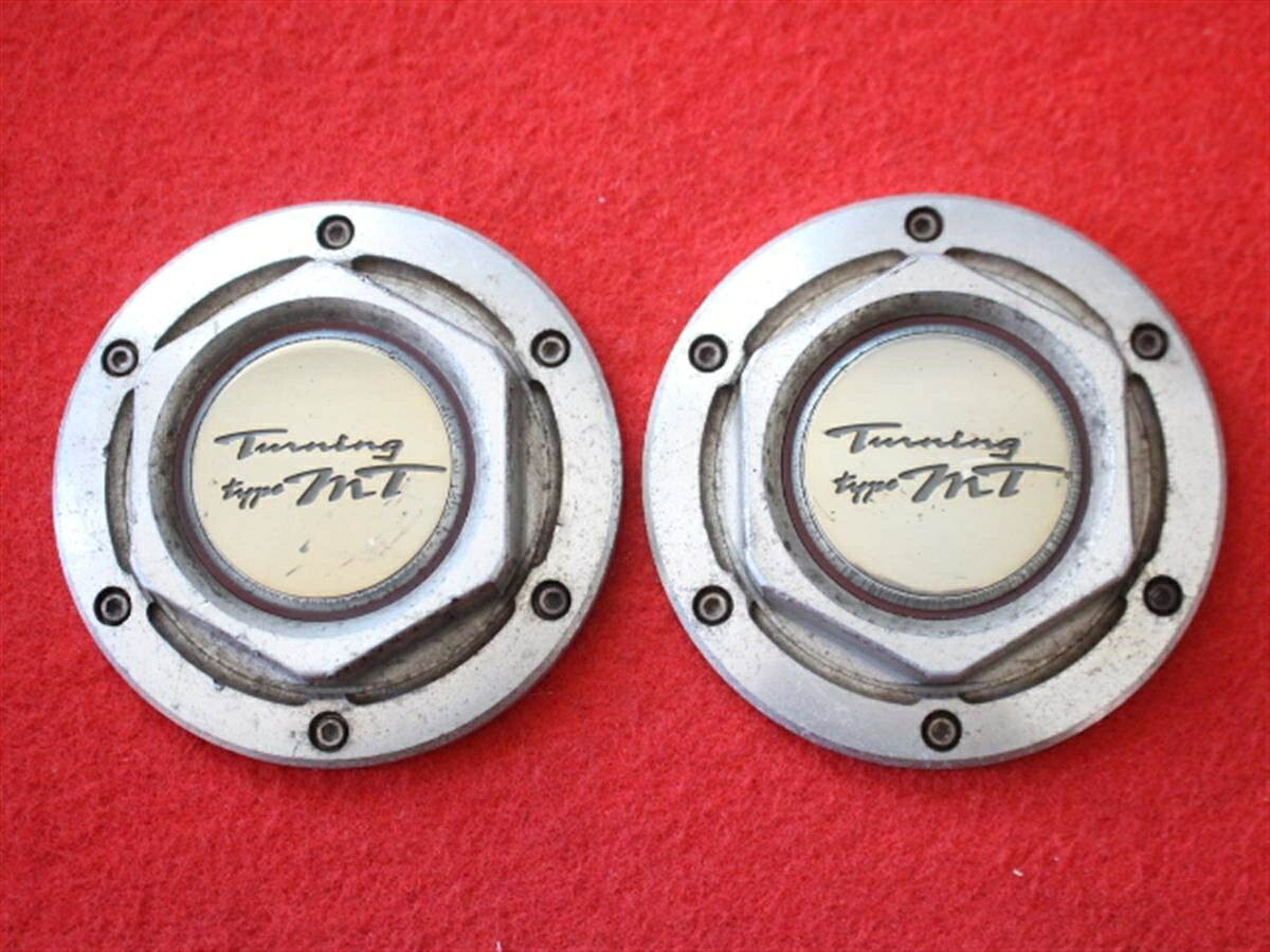 ●商品情報 Turning type mT中古センターキャップ2枚の出品です。キズ、ハゲ、全体的シミ、全体的に変色又はくすみがあります。アルミ製、金メッキ色、素材色です。☆キャップを傷つけてしまった方、破損してしまった方、いつの間にか知らないうちに飛んで行って失くしてしまった方、経年劣化により使用出来なくなってしまった方など、単品でお探しの方におススメです！！☆【寸法・程度について】【程度について】キズ等の程度につきましては画像にてご確認ください。表記は省略させて頂いておりますのでご了解ください。【寸法】※すべて実測値です画像にてご確認下さい。測定個所は下記の部分となります。全幅(直径)・裏面取付部径・厚さ(高さ)ジャンクCP5201083商品 5000円+消費税 送料 1000円+消費税 社外 キャップ 商品番号 P005201083 （お問い合わせの際にはこの番号をお伝え下さい） 部品名 キャップ 証明書 無 保証書 なし 取扱説明書 無 当店評価 ジャンクC スペック 送料（税別） 1,000円 ※沖縄県や離島の場合は中継料が加算されます 当店は中古専門店です。商品画像をよくご確認の上ご購入下さい。 お気に召しませんでしたか？ 当店には数万点の商品があります。 他の商品もぜひご検討ください。 この店舗の他の商品も見てみる
