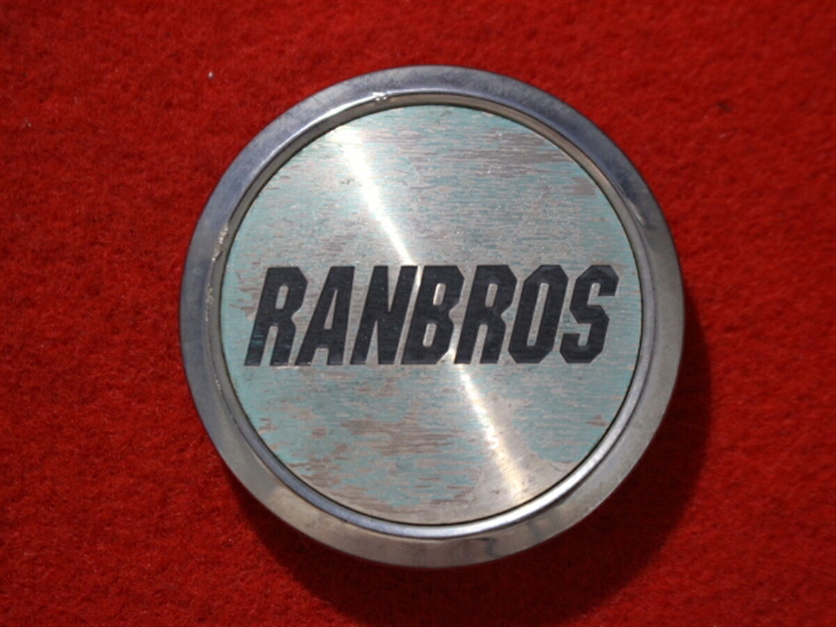 ●商品情報 RANBROS中古センターキャップ1枚の出品です。キズ、シミ、ハゲがあります。プラスチック製、銀色、水色です。刻印 CAP-039 ABS+PC☆キャップを傷つけてしまった方、破損してしまった方、いつの間にか知らないうちに飛んで行って失くしてしまった方、経年劣化により使用出来なくなってしまった方など、単品でお探しの方におススメです！！☆【寸法・程度について】【程度について】キズ等の程度につきましては画像にてご確認ください。表記は省略させて頂いておりますのでご了解ください。【寸法】※すべて実測値です画像にてご確認下さい。測定個所は下記の部分となります。全幅(直径)・裏面取付部径・厚さ(高さ)ジャンクCP5201182商品 1100円送料 1100円 社外 キャップ 商品番号 P005201182 （お問い合わせの際にはこの番号をお伝え下さい） 部品名 キャップ 証明書 無 保証書 なし 取扱説明書 無 当店評価 ジャンクC スペック 送料（税別） 1,000円 ※沖縄県や離島の場合は中継料が加算されます 当店は中古専門店です。商品画像をよくご確認の上ご購入下さい。 お気に召しませんでしたか？ 当店には数万点の商品があります。 他の商品もぜひご検討ください。 この店舗の他の商品も見てみる