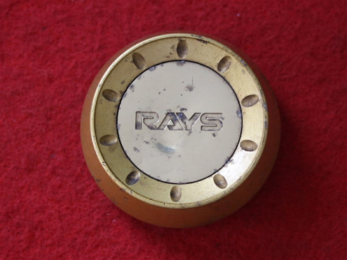 ●商品情報 RAYS 高ハブタイプ中古センターキャップ1枚の出品です。TE37、CE28、RE30、SE37全体的にキズ、へこみ、変色又はくすみがあります。アルミ製、金色です。☆キャップを傷つけて.しまった方、破損してしまった方、いつの間にか知らないうちに飛んで行って失くしてしまった方、経年劣化により使用出来なくなってしまった方など、単品でお探しの方におススメです！！☆【寸法・程度について】【程度について】キズ等の程度につきましては画像にてご確認ください。表記は省略させて頂いておりますのでご了解ください。【寸法】※すべて実測値です画像にてご確認下さい。測定個所は下記の部分となります。全幅(直径)・裏面取付部径・厚さ(高さ)ジャンクCP5201858送料 1100円（税込） 社外 キャップ 商品番号 P005201858 （お問い合わせの際にはこの番号をお伝え下さい） 部品名 キャップ 証明書 無 保証書 なし 取扱説明書 無 当店評価 ジャンクC スペック 送料（税別） 1,000円 ※沖縄県や離島の場合は中継料が加算されます 当店は中古専門店です。商品画像をよくご確認の上ご購入下さい。 お気に召しませんでしたか？ 当店には数万点の商品があります。 他の商品もぜひご検討ください。 この店舗の他の商品も見てみる