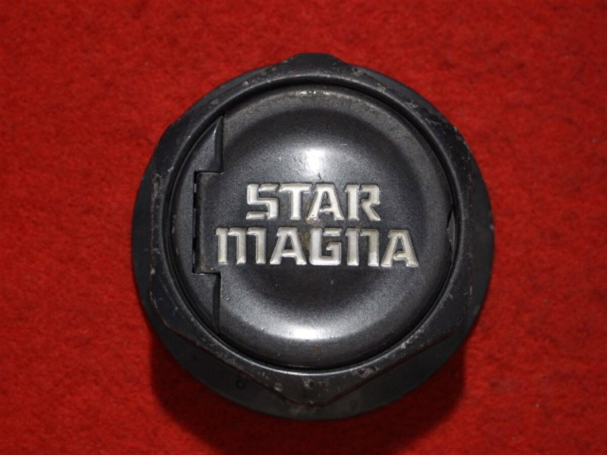 ●商品情報 スピードスター STAR MAGNA中古センターキャップ1枚の出品です。全体的にキズ、ハゲ、変色又はくすみがあります。アルミ製、黒色です。☆キャップを傷つけて.しまった方、破損してしまった方、いつの間にか知らないうちに飛んで行って失くしてしまった方、経年劣化により使用出来なくなってしまった方など、単品でお探しの方におススメです！！☆【寸法・程度について】【程度について】キズ等の程度につきましては画像にてご確認ください。表記は省略させて頂いておりますのでご了解ください。【寸法】※すべて実測値です画像にてご確認下さい。測定個所は下記の部分となります。全幅(直径)・裏面取付部径・厚さ(高さ)ジャンクCP5201948送料 1100円（税込） 社外 キャップ 商品番号 P005201948 （お問い合わせの際にはこの番号をお伝え下さい） 部品名 キャップ 証明書 無 保証書 なし 取扱説明書 無 当店評価 ジャンクC スペック 送料（税別） 1,000円 ※沖縄県や離島の場合は中継料が加算されます 当店は中古専門店です。商品画像をよくご確認の上ご購入下さい。 お気に召しませんでしたか？ 当店には数万点の商品があります。 他の商品もぜひご検討ください。 この店舗の他の商品も見てみる