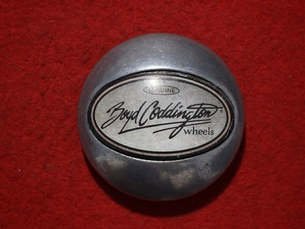 ●商品情報 Boyd Codding ton中古センターキャップ1枚の出品です。キズ、全体的にシミ、全体的に変色又はくすみがあります。アルミ製、素材色です。☆キャップを傷つけて.しまった方、破損してしまった方、いつの間にか知らないうちに飛んで行って失くしてしまった方、経年劣化により使用出来なくなってしまった方など、単品でお探しの方におススメです！！☆【寸法・程度について】【程度について】キズ等の程度につきましては画像にてご確認ください。表記は省略させて頂いておりますのでご了解ください。【寸法】※すべて実測値です画像にてご確認下さい。測定個所は下記の部分となります。全幅(直径)・裏面取付部径・厚さ(高さ)ジャンクCP5202014送料 1100円（税込） 社外 キャップ 商品番号 P005202014 （お問い合わせの際にはこの番号をお伝え下さい） 部品名 キャップ 証明書 無 保証書 なし 取扱説明書 無 当店評価 ジャンクC スペック 送料（税別） 1,000円 ※沖縄県や離島の場合は中継料が加算されます 当店は中古専門店です。商品画像をよくご確認の上ご購入下さい。 お気に召しませんでしたか？ 当店には数万点の商品があります。 他の商品もぜひご検討ください。 この店舗の他の商品も見てみる