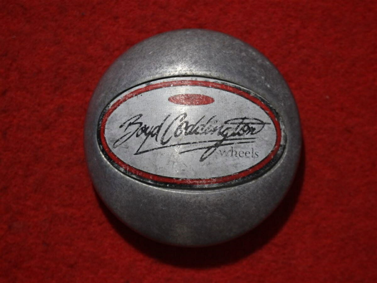 ●商品情報 Boyd Codding ton中古センターキャップ1枚の出品です。キズ、全体的にシミ、全体的に変色又はくすみがあります。アルミ製、素材色です。☆キャップを傷つけて.しまった方、破損してしまった方、いつの間にか知らないうちに飛んで行って失くしてしまった方、経年劣化により使用出来なくなってしまった方など、単品でお探しの方におススメです！！☆【寸法・程度について】【程度について】キズ等の程度につきましては画像にてご確認ください。表記は省略させて頂いておりますのでご了解ください。【寸法】※すべて実測値です画像にてご確認下さい。測定個所は下記の部分となります。全幅(直径)・裏面取付部径・厚さ(高さ)ジャンクCP5202015送料 1100円（税込） 社外 キャップ 商品番号 P005202015 （お問い合わせの際にはこの番号をお伝え下さい） 部品名 キャップ 証明書 無 保証書 なし 取扱説明書 無 当店評価 ジャンクC スペック 送料（税別） 1,000円 ※沖縄県や離島の場合は中継料が加算されます 当店は中古専門店です。商品画像をよくご確認の上ご購入下さい。 お気に召しませんでしたか？ 当店には数万点の商品があります。 他の商品もぜひご検討ください。 この店舗の他の商品も見てみる