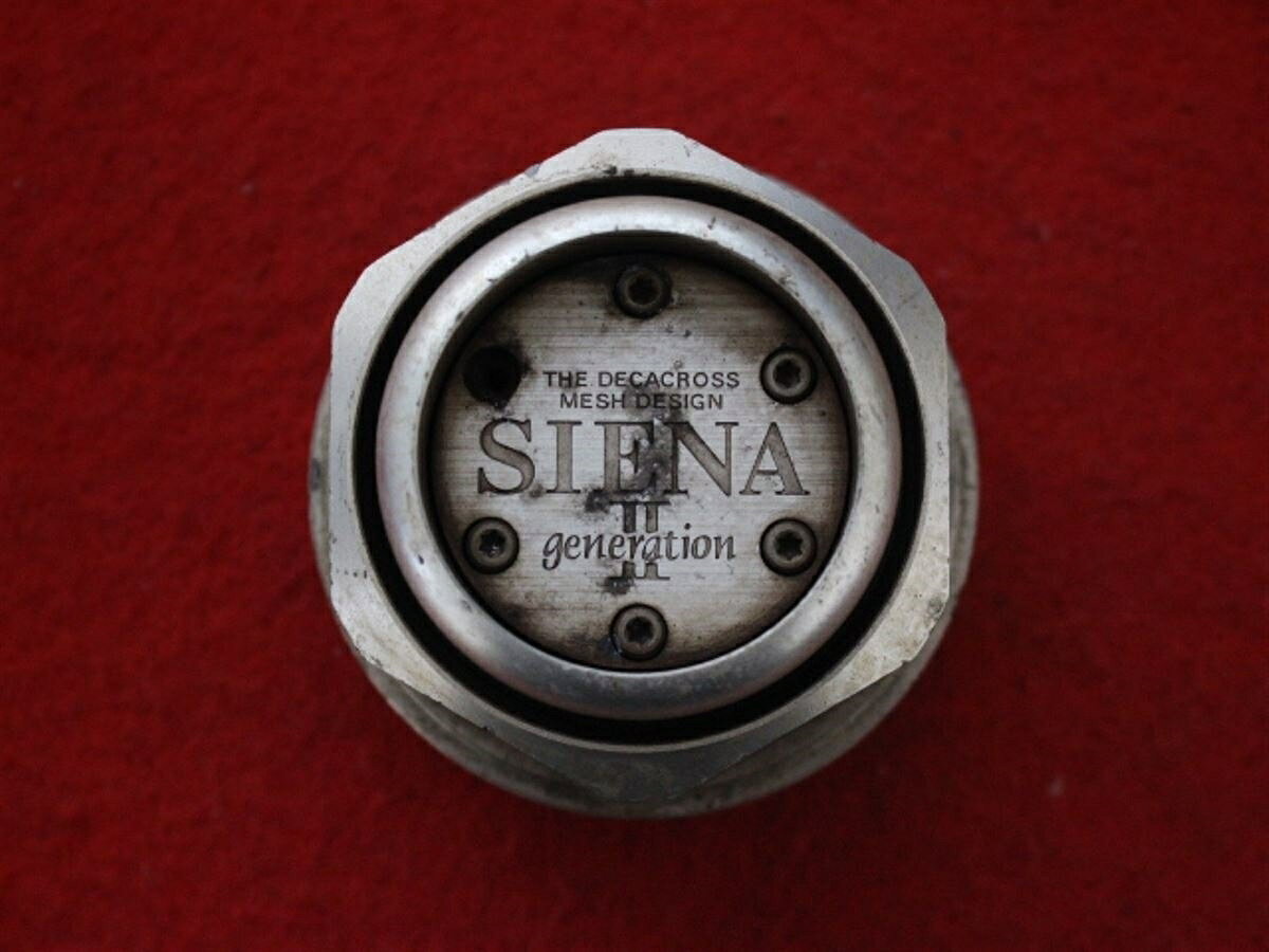 ●商品情報 SIENA中古センターキャップ1枚の出品です。キズ、全体的に変色又はくすみがあります。アルミ製、素材色です。☆キャップを傷つけて.しまった方、破損してしまった方、いつの間にか知らないうちに飛んで行って失くしてしまった方、経年劣化により使用出来なくなってしまった方など、単品でお探しの方におススメです！！☆【寸法・程度について】【程度について】キズ等の程度につきましては画像にてご確認ください。表記は省略させて頂いておりますのでご了解ください。【寸法】※すべて実測値です画像にてご確認下さい。測定個所は下記の部分となります。全幅(直径)・裏面取付部径・厚さ(高さ)ジャンクCP5202071送料 1100円（税込） 社外 キャップ 商品番号 P005202071 （お問い合わせの際にはこの番号をお伝え下さい） 部品名 キャップ 証明書 無 保証書 なし 取扱説明書 無 当店評価 ジャンクC スペック 送料（税別） 1,000円 ※沖縄県や離島の場合は中継料が加算されます 当店は中古専門店です。商品画像をよくご確認の上ご購入下さい。 お気に召しませんでしたか？ 当店には数万点の商品があります。 他の商品もぜひご検討ください。 この店舗の他の商品も見てみる