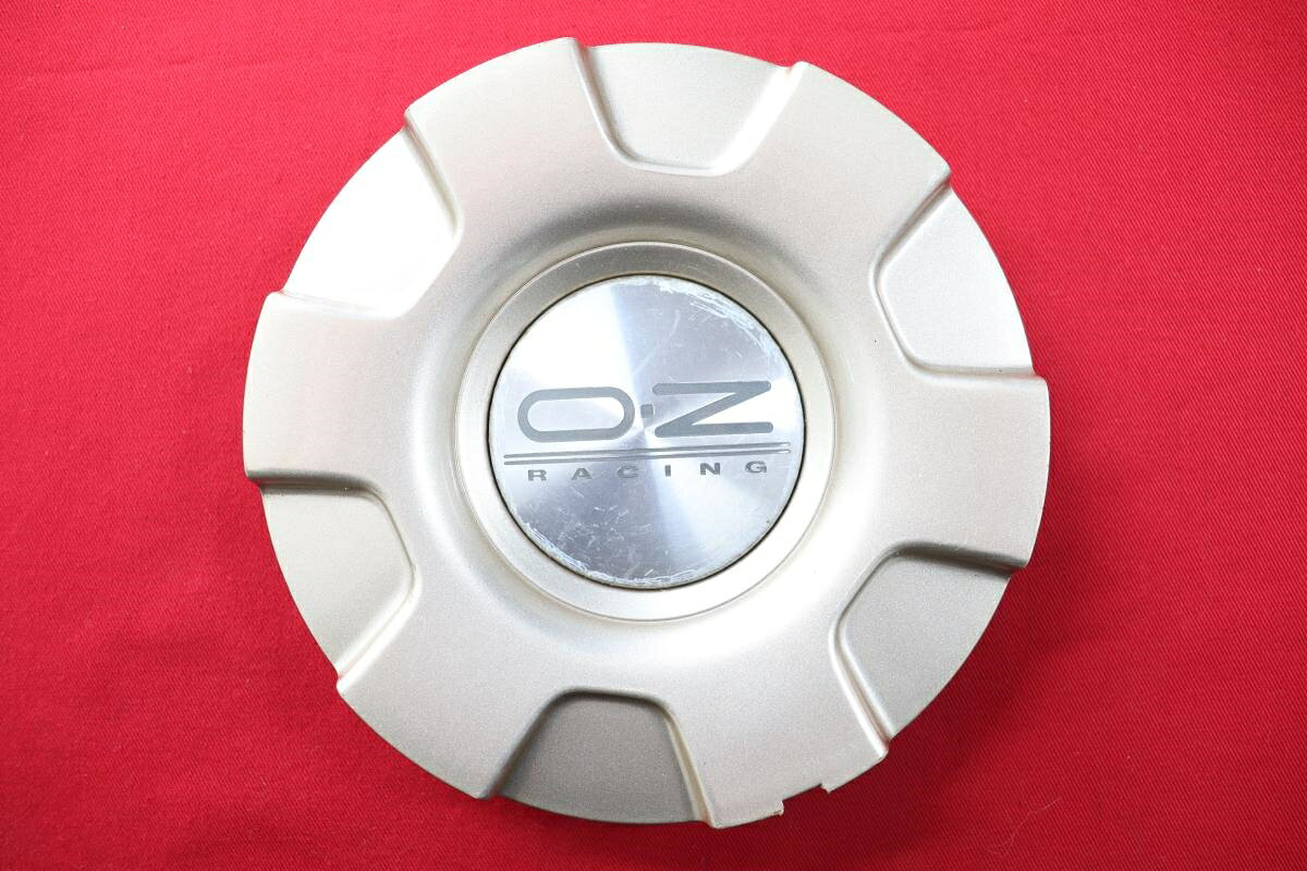 ●商品情報 OZ レーシング中古センターキャップ1枚の出品です。ハゲまたは色の浮きがあります。刻印 M614C R S A☆キャップを傷つけてしまった方、破損してしまった方、いつの間にか知らないうちに飛んで行って失くしてしまった方、経年劣化により使用出来なくなってしまった方など、単品でお探しの方におススメです！！☆【寸法・程度について】【程度について】キズ等の程度につきましては画像にてご確認ください。表記は省略させて頂いておりますのでご了解ください。【寸法】※すべて実測値です画像にてご確認下さい。測定個所は下記の部分となります。全幅(直径)・裏面取付部径・厚さ(高さ)ジャンクAP005100475商品 5000円+消費税 送料 1000円+消費税　 社外 キャップ 商品番号 P005100475 （お問い合わせの際にはこの番号をお伝え下さい） 部品名 キャップ 証明書 無 保証書 なし 取扱説明書 無 当店評価 ジャンクA スペック 送料（税別） 1,000円 ※沖縄県や離島の場合は中継料が加算されます 当店は中古専門店です。商品画像をよくご確認の上ご購入下さい。 お気に召しませんでしたか？ 当店には数万点の商品があります。 他の商品もぜひご検討ください。 この店舗の他の商品も見てみる