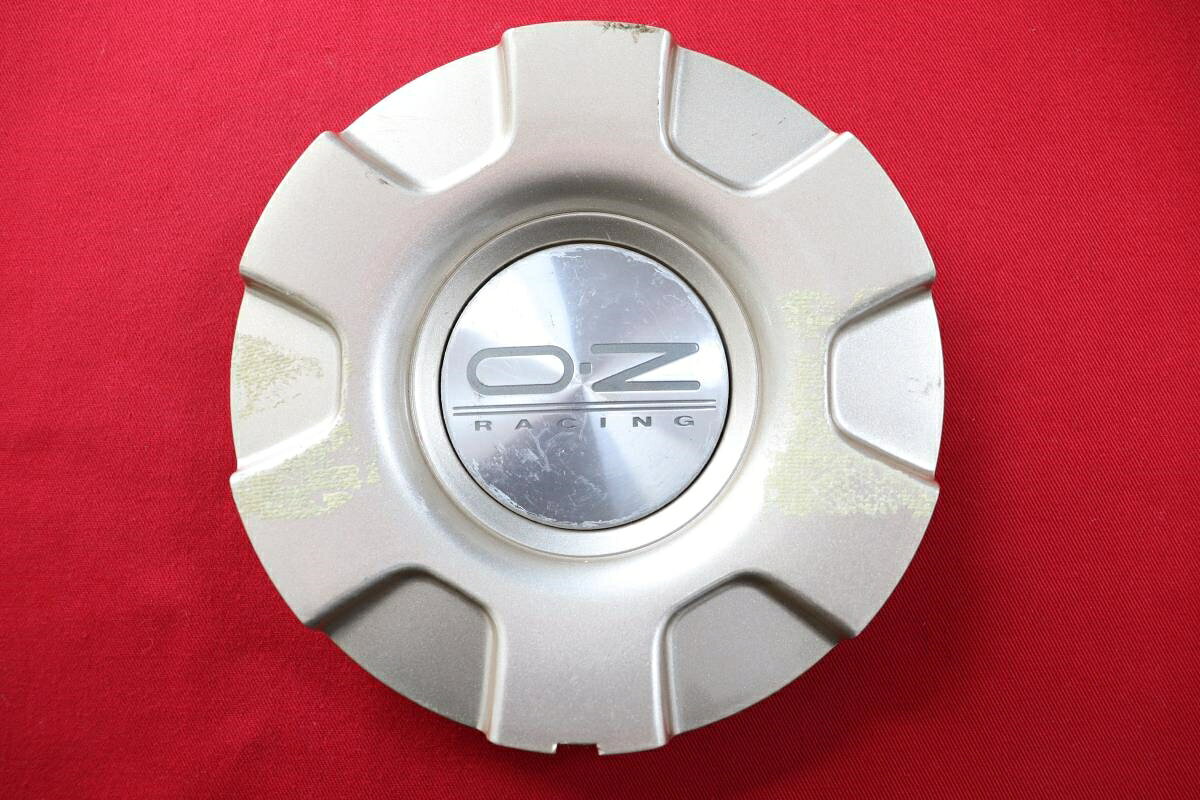 ●商品情報 OZ レーシング中古センターキャップ1枚の出品です。ハゲまたは色の浮き、所々べた付きがあります。刻印 M614C R S A ☆キャップを傷つけてしまった方、破損してしまった方、いつの間にか知らないうちに飛んで行って失くしてしまった方、経年劣化により使用出来なくなってしまった方など、単品でお探しの方におススメです！！☆【寸法・程度について】【程度について】キズ等の程度につきましては画像にてご確認ください。表記は省略させて頂いておりますのでご了解ください。【寸法】※すべて実測値です画像にてご確認下さい。測定個所は下記の部分となります。全幅(直径)・裏面取付部径・厚さ(高さ)ジャンクAP005100477商品 5000円+消費税 送料 1000円+消費税　 社外 キャップ 商品番号 P005100477 （お問い合わせの際にはこの番号をお伝え下さい） 部品名 キャップ 証明書 無 保証書 なし 取扱説明書 無 当店評価 ジャンクA スペック 送料（税別） 1,000円 ※沖縄県や離島の場合は中継料が加算されます 当店は中古専門店です。商品画像をよくご確認の上ご購入下さい。 お気に召しませんでしたか？ 当店には数万点の商品があります。 他の商品もぜひご検討ください。 この店舗の他の商品も見てみる