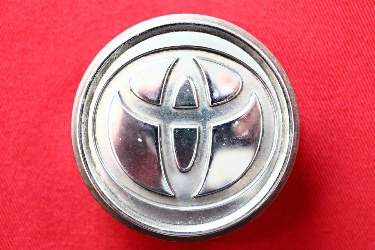 ●商品情報 トヨタ アベンシス中古センターキャップ1枚の出品です。ハゲまたは色の浮きがあります。メッキです。刻印 3079U11042603-02150>ABS/PC<3/4☆キャップを傷つけてしまった方、破損してしまった方、いつの間にか知らないうちに飛んで行って失くしてしまった方、経年劣化により使用出来なくなってしまった方など、単品でお探しの方におススメです！！☆【寸法・程度について】【程度について】キズ等の程度につきましては画像にてご確認ください。表記は省略させて頂いておりますのでご了解ください。【寸法】※すべて実測値です画像にてご確認下さい。測定個所は下記の部分となります。全幅(直径)・裏面取付部径・厚さ(高さ)ジャンクAP005100582商品 1000円+消費税 送料 1000円+消費税　 トヨタ 純正キャップ 商品番号 P005100582 （お問い合わせの際にはこの番号をお伝え下さい） 部品名 純正キャップ 証明書 無 保証書 なし 取扱説明書 無 当店評価 ジャンクA スペック 送料（税別） 1,000円 ※沖縄県や離島の場合は中継料が加算されます 当店は中古専門店です。商品画像をよくご確認の上ご購入下さい。 お気に召しませんでしたか？ 当店には数万点の商品があります。 他の商品もぜひご検討ください。 この店舗の他の商品も見てみる