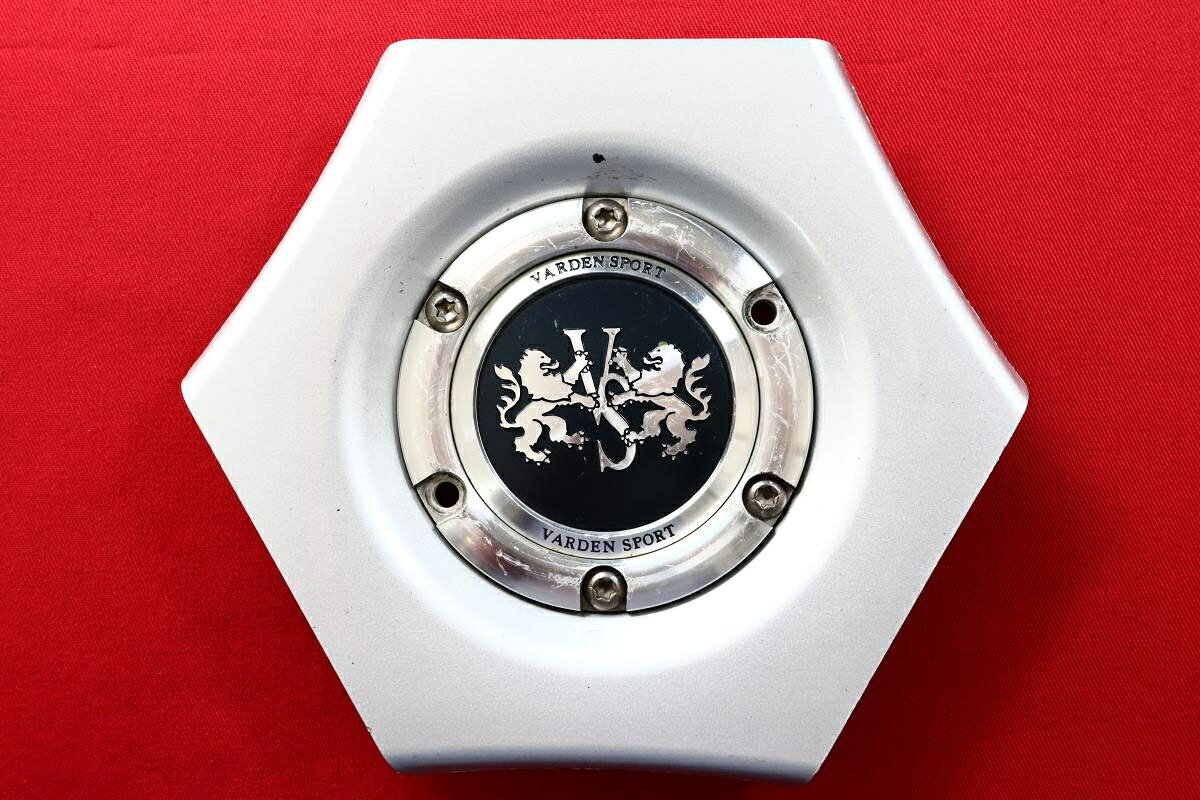 ●商品情報 バーデンスポーツ中古センターキャップ1枚の出品です。ハゲまたは色の浮きがあります。☆キャップを傷つけてしまった方、破損してしまった方、いつの間にか知らないうちに飛んで行って失くしてしまった方、経年劣化により使用出来なくなってしまった方など、単品でお探しの方におススメです！！☆【寸法・程度について】【程度について】キズ等の程度につきましては画像にてご確認ください。表記は省略させて頂いておりますのでご了解ください。【寸法】※すべて実測値です画像にてご確認下さい。測定個所は下記の部分となります。全幅(直径)・裏面取付部径・厚さ(高さ)ジャンクAP005100614商品 5000円+消費税 送料 1000円+消費税 社外 キャップ 商品番号 P005100614 （お問い合わせの際にはこの番号をお伝え下さい） 部品名 キャップ 証明書 無 保証書 なし 取扱説明書 無 当店評価 ジャンクA スペック 送料（税別） 1,000円 ※沖縄県や離島の場合は中継料が加算されます 当店は中古専門店です。商品画像をよくご確認の上ご購入下さい。 お気に召しませんでしたか？ 当店には数万点の商品があります。 他の商品もぜひご検討ください。 この店舗の他の商品も見てみる