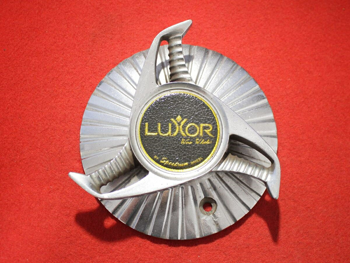 ●商品情報 ラクサー LUXOR 中古キャップ1枚の出品です。全体的にキズ、シミ、塗装の浮きがあります。アルミ製、メッキ色です。刻印 PAT PENDING LUXOR WIRE BY DNA☆キャップを傷つけてしまった方、破損してしまった方、いつの間にか知らないうちに飛んで行って失くしてしまった方、経年劣化により使用出来なくなってしまった方など、単品でお探しの方におススメです！！☆【寸法・程度について】【程度について】キズ等の程度につきましては画像にてご確認ください。表記は省略させて頂いておりますのでご了解ください。【寸法】※すべて実測値です画像にてご確認下さい。測定個所は下記の部分となります。全幅(直径)・裏面取付部径・厚さ(高さ)ジャンクCP5203829送料 1100円（税込） 社外 キャップ 商品番号 P005203829 （お問い合わせの際にはこの番号をお伝え下さい） 部品名 キャップ 証明書 無 保証書 なし 取扱説明書 無 当店評価 ジャンクC スペック 送料（税別） 1,000円 ※沖縄県や離島の場合は中継料が加算されます 当店は中古専門店です。商品画像をよくご確認の上ご購入下さい。 お気に召しませんでしたか？ 当店には数万点の商品があります。 他の商品もぜひご検討ください。 この店舗の他の商品も見てみる