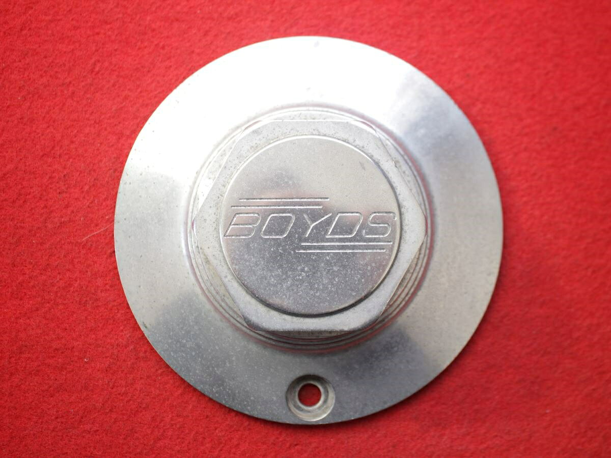 ●商品情報 BOYDS ボイド キャスト 中古キャップ1枚の出品です。キズ、全体的にシミ、変色又はくすみがあります。アルミ製、素材色です。刻印 0818962☆キャップを傷つけてしまった方、破損してしまった方、いつの間にか知らないうちに飛んで行って失くしてしまった方、経年劣化により使用出来なくなってしまった方など、単品でお探しの方におススメです！！☆【寸法・程度について】【程度について】キズ等の程度につきましては画像にてご確認ください。表記は省略させて頂いておりますのでご了解ください。【寸法】※すべて実測値です画像にてご確認下さい。測定個所は下記の部分となります。全幅(直径)・裏面取付部径・厚さ(高さ)ジャンクCP5203989送料 1100円（税込） 社外 キャップ 商品番号 P005203989 （お問い合わせの際にはこの番号をお伝え下さい） 部品名 キャップ 証明書 無 保証書 なし 取扱説明書 無 当店評価 ジャンクC スペック 送料（税別） 1,000円 ※沖縄県や離島の場合は中継料が加算されます 当店は中古専門店です。商品画像をよくご確認の上ご購入下さい。 お気に召しませんでしたか？ 当店には数万点の商品があります。 他の商品もぜひご検討ください。 この店舗の他の商品も見てみる