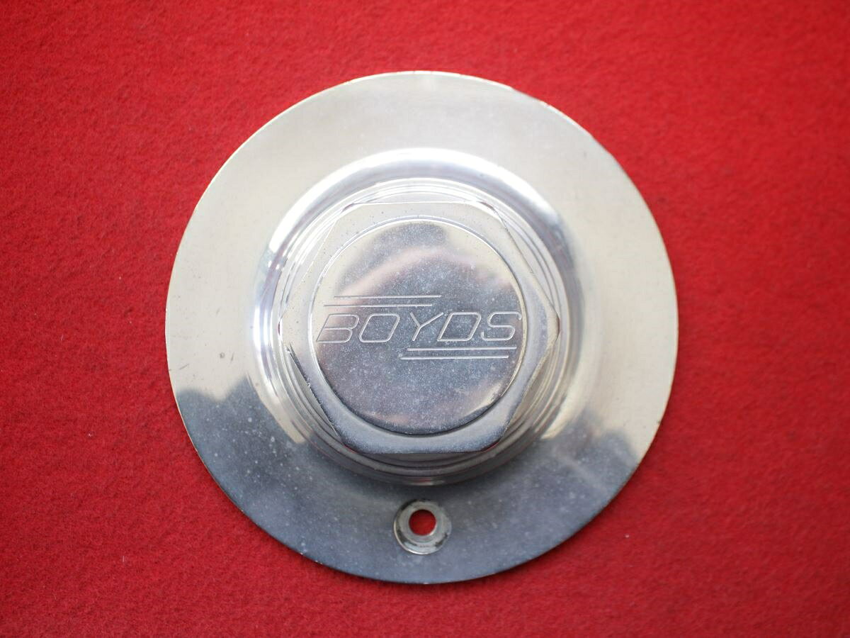 ●商品情報 BOYDS ボイド キャスト 中古キャップ1枚の出品です。キズ、全体的にシミ、全体的に変色又はくすみがあります。アルミ製、素材色です。☆キャップを傷つけてしまった方、破損してしまった方、いつの間にか知らないうちに飛んで行って失くしてしまった方、経年劣化により使用出来なくなってしまった方など、単品でお探しの方におススメです！！☆【寸法・程度について】【程度について】キズ等の程度につきましては画像にてご確認ください。表記は省略させて頂いておりますのでご了解ください。【寸法】※すべて実測値です画像にてご確認下さい。測定個所は下記の部分となります。全幅(直径)・裏面取付部径・厚さ(高さ)ジャンクCP5203994送料 1100円（税込） 社外 キャップ 商品番号 P005203994 （お問い合わせの際にはこの番号をお伝え下さい） 部品名 キャップ 証明書 無 保証書 なし 取扱説明書 無 当店評価 ジャンクC スペック 送料（税別） 1,000円 ※沖縄県や離島の場合は中継料が加算されます 当店は中古専門店です。商品画像をよくご確認の上ご購入下さい。 お気に召しませんでしたか？ 当店には数万点の商品があります。 他の商品もぜひご検討ください。 この店舗の他の商品も見てみる