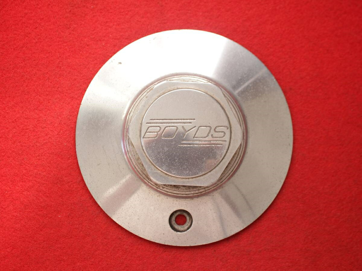 ●商品情報 BOYDS ボイド キャスト 中古キャップ1枚の出品です。キズ、全体的にシミ、変色又はくすみがあります。アルミ製、素材色です。☆キャップを傷つけてしまった方、破損してしまった方、いつの間にか知らないうちに飛んで行って失くしてしまった方、経年劣化により使用出来なくなってしまった方など、単品でお探しの方におススメです！！☆【寸法・程度について】【程度について】キズ等の程度につきましては画像にてご確認ください。表記は省略させて頂いておりますのでご了解ください。【寸法】※すべて実測値です画像にてご確認下さい。測定個所は下記の部分となります。全幅(直径)・裏面取付部径・厚さ(高さ)ジャンクCP5204021送料 1100円（税込） 社外 キャップ 商品番号 P005204021 （お問い合わせの際にはこの番号をお伝え下さい） 部品名 キャップ 証明書 無 保証書 なし 取扱説明書 無 当店評価 ジャンクC スペック 送料（税別） 1,000円 ※沖縄県や離島の場合は中継料が加算されます 当店は中古専門店です。商品画像をよくご確認の上ご購入下さい。 お気に召しませんでしたか？ 当店には数万点の商品があります。 他の商品もぜひご検討ください。 この店舗の他の商品も見てみる