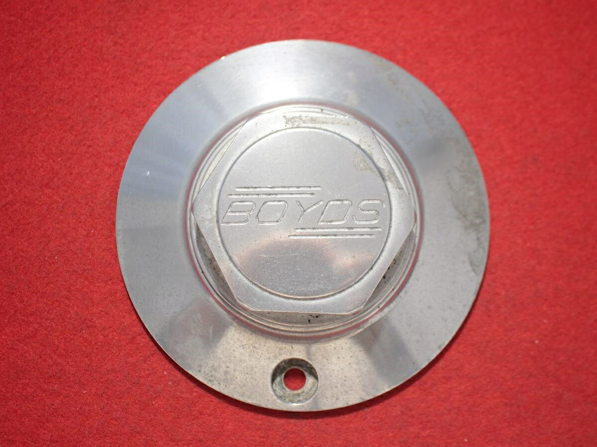 ●商品情報 BOYDS ボイド キャスト 中古キャップ1枚の出品です。キズ、全体的にシミ、変色又はくすみがあります。（画像にて確認して下さい。）アルミ製、素材色です。☆キャップを傷つけてしまった方、破損してしまった方、いつの間にか知らないうちに飛んで行って失くしてしまった方、経年劣化により使用出来なくなってしまった方など、単品でお探しの方におススメです！！☆【寸法・程度について】【程度について】キズ等の程度につきましては画像にてご確認ください。表記は省略させて頂いておりますのでご了解ください。【寸法】※すべて実測値です画像にてご確認下さい。測定個所は下記の部分となります。全幅(直径)・裏面取付部径・厚さ(高さ)ジャンクCP5204086送料 1100円（税込） 社外 キャップ 商品番号 P005204086 （お問い合わせの際にはこの番号をお伝え下さい） 部品名 キャップ 証明書 無 保証書 なし 取扱説明書 無 当店評価 ジャンクC スペック 送料（税別） 1,000円 ※沖縄県や離島の場合は中継料が加算されます 当店は中古専門店です。商品画像をよくご確認の上ご購入下さい。 お気に召しませんでしたか？ 当店には数万点の商品があります。 他の商品もぜひご検討ください。 この店舗の他の商品も見てみる