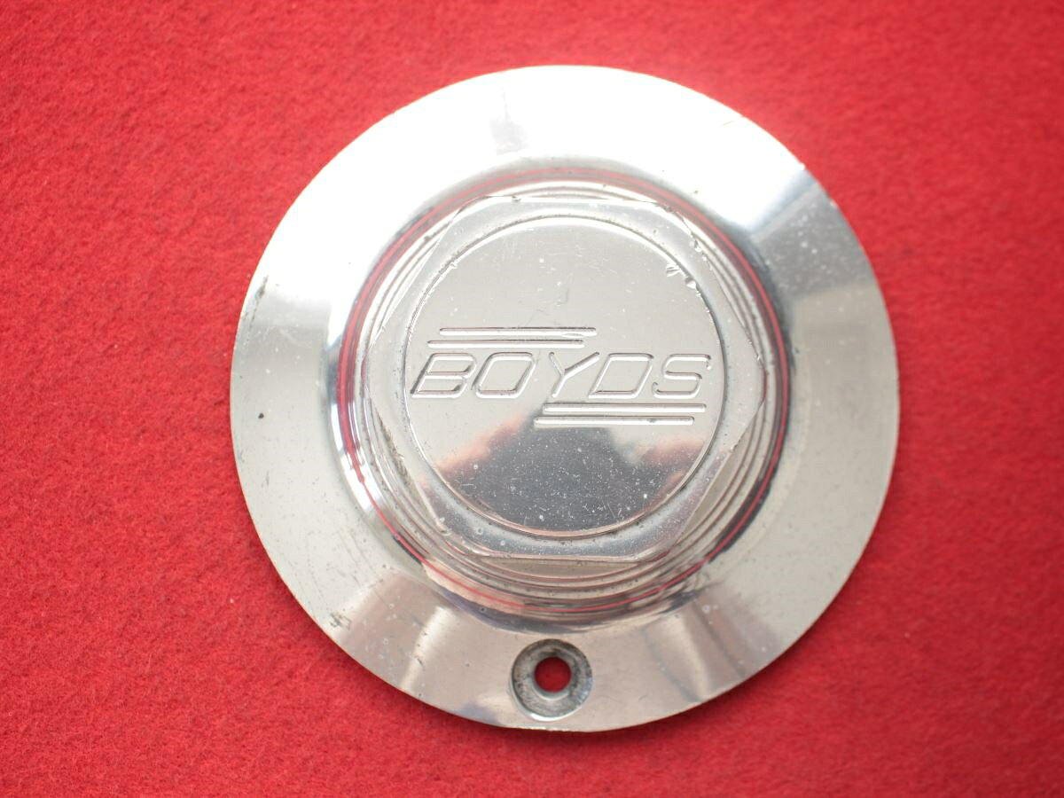 ●商品情報 BOYDS ボイド ビレット 中古キャップ1枚の出品です。P.C.D 139.7は、ビレット製でもボルト止めです。通常のCAST（キャスト）製品よりビレットなので軽いです。キズ、全体的にシミ、変色又はくすみがあります。アルミ製、素材色です。☆キャップを傷つけてしまった方、破損してしまった方、いつの間にか知らないうちに飛んで行って失くしてしまった方、経年劣化により使用出来なくなってしまった方など、単品でお探しの方におススメです！！☆【寸法・程度について】【程度について】キズ等の程度につきましては画像にてご確認ください。表記は省略させて頂いておりますのでご了解ください。【寸法】※すべて実測値です画像にてご確認下さい。測定個所は下記の部分となります。全幅(直径)・裏面取付部径・厚さ(高さ)ジャンクCP5204181送料 1100円（税込） 社外 キャップ 商品番号 P005204181 （お問い合わせの際にはこの番号をお伝え下さい） 部品名 キャップ 証明書 無 保証書 なし 取扱説明書 無 当店評価 ジャンクC スペック 送料（税別） 1,000円 ※沖縄県や離島の場合は中継料が加算されます 当店は中古専門店です。商品画像をよくご確認の上ご購入下さい。 お気に召しませんでしたか？ 当店には数万点の商品があります。 他の商品もぜひご検討ください。 この店舗の他の商品も見てみる