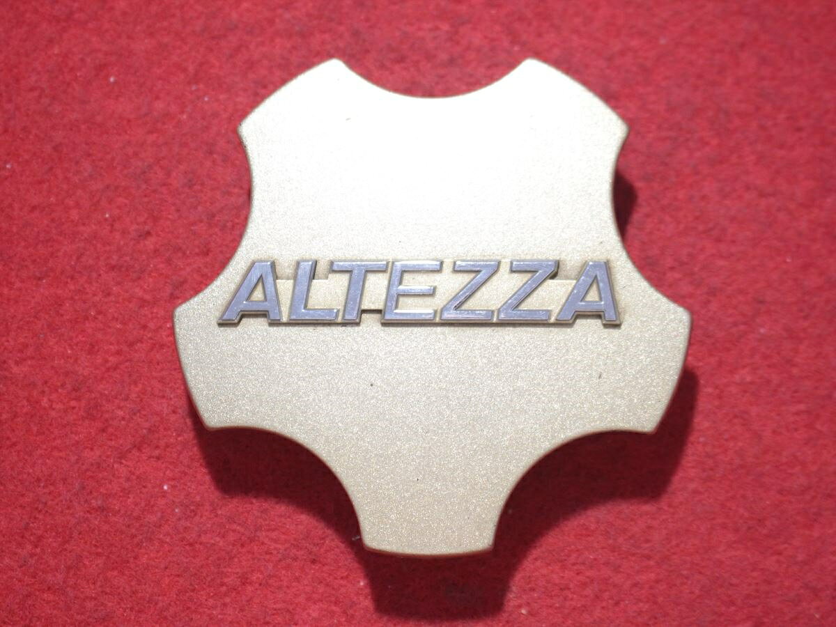 ●商品情報 トヨタ アルテッツァ クオリタート 純正 中古キャップ1枚の出品です。キズ、シミがあります。プラスチック製、金色です。刻印 2208 B >PA6-GF30<☆キャップを傷つけてしまった方、破損してしまった方、いつの間にか知らないうちに飛んで行って失くしてしまった方、経年劣化により使用出来なくなってしまった方など、単品でお探しの方におススメです！！☆【寸法・程度について】【程度について】キズ等の程度につきましては画像にてご確認ください。表記は省略させて頂いておりますのでご了解ください。【寸法】※すべて実測値です画像にてご確認下さい。測定個所は下記の部分となります。全幅(直径)・裏面取付部径・厚さ(高さ)ジャンクBP5204244送料 1100円（税込） トヨタ 純正キャップ 商品番号 P005204244 （お問い合わせの際にはこの番号をお伝え下さい） 部品名 純正キャップ 証明書 無 保証書 なし 取扱説明書 無 当店評価 ジャンクB スペック 送料（税別） 1,000円 ※沖縄県や離島の場合は中継料が加算されます 当店は中古専門店です。商品画像をよくご確認の上ご購入下さい。 お気に召しませんでしたか？ 当店には数万点の商品があります。 他の商品もぜひご検討ください。 この店舗の他の商品も見てみる