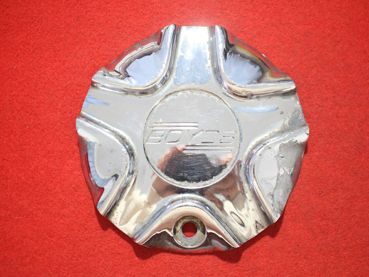●商品情報 BOYDS ボイド クローム メッキ 中古キャップ1枚の出品です。全体的にキズ、ハゲ、変色又はくすみがあります。アルミ製、メッキ色です。☆キャップを傷つけてしまった方、破損してしまった方、いつの間にか知らないうちに飛んで行って失くしてしまった方、経年劣化により使用出来なくなってしまった方など、単品でお探しの方におススメです！！☆【寸法・程度について】【程度について】キズ等の程度につきましては画像にてご確認ください。表記は省略させて頂いておりますのでご了解ください。【寸法】※すべて実測値です画像にてご確認下さい。測定個所は下記の部分となります。全幅(直径)・裏面取付部径・厚さ(高さ)ジャンクCP5204265送料 1100円（税込） 社外 キャップ 商品番号 P005204265 （お問い合わせの際にはこの番号をお伝え下さい） 部品名 キャップ 証明書 無 保証書 なし 取扱説明書 無 当店評価 ジャンクC スペック 送料（税別） 1,000円 ※沖縄県や離島の場合は中継料が加算されます 当店は中古専門店です。商品画像をよくご確認の上ご購入下さい。 お気に召しませんでしたか？ 当店には数万点の商品があります。 他の商品もぜひご検討ください。 この店舗の他の商品も見てみる