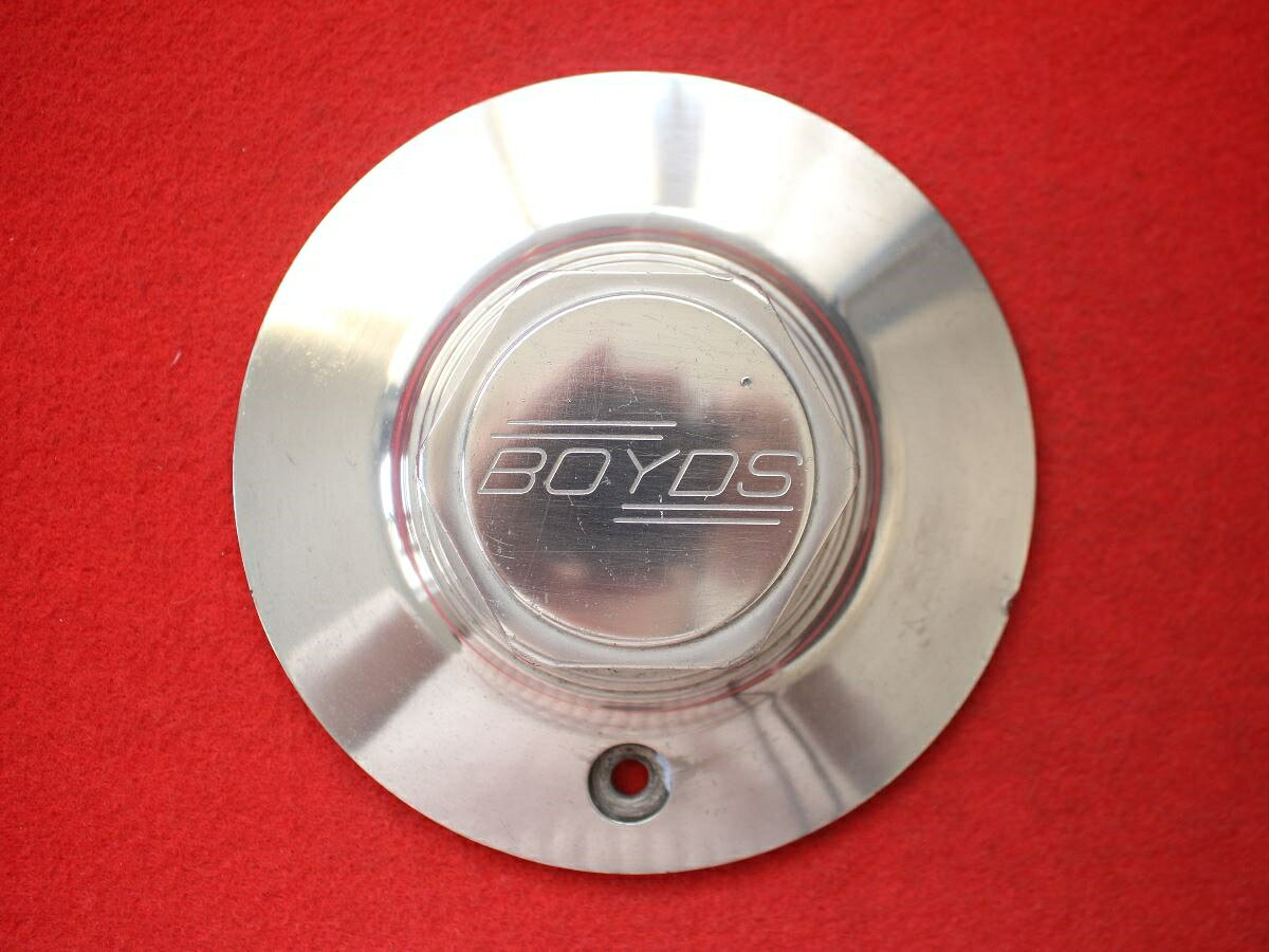 ●商品情報 BOYDS ボイド ビレット 中古キャップ1枚の出品です。・P.C.D 139.7は、ビレット製でもボルト止めです。・通常のCAST（キャスト）製品よりビレットなので軽いです。キズ、全体的にシミ、変色又はくすみがあります。アルミ製、メッキ色です。☆キャップを傷つけてしまった方、破損してしまった方、いつの間にか知らないうちに飛んで行って失くしてしまった方、経年劣化により使用出来なくなってしまった方など、単品でお探しの方におススメです！！☆【寸法・程度について】【程度について】キズ等の程度につきましては画像にてご確認ください。表記は省略させて頂いておりますのでご了解ください。【寸法】※すべて実測値です画像にてご確認下さい。測定個所は下記の部分となります。全幅(直径)・裏面取付部径・厚さ(高さ)ジャンクBP5204278送料 1100円（税込） 社外 キャップ 商品番号 P005204278 （お問い合わせの際にはこの番号をお伝え下さい） 部品名 キャップ 証明書 無 保証書 なし 取扱説明書 無 当店評価 ジャンクB スペック 送料（税別） 1,000円 ※沖縄県や離島の場合は中継料が加算されます 当店は中古専門店です。商品画像をよくご確認の上ご購入下さい。 お気に召しませんでしたか？ 当店には数万点の商品があります。 他の商品もぜひご検討ください。 この店舗の他の商品も見てみる