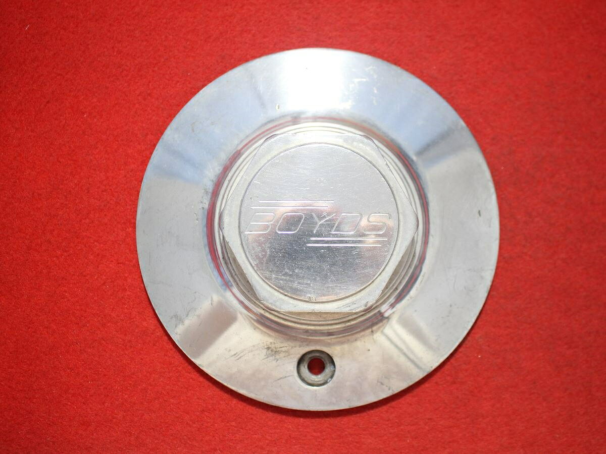 ●商品情報 BOYDS ボイド ビレット 中古キャップ1枚の出品です。・P.C.D 139.7は、ビレット製でもボルト止めです。・通常のCAST（キャスト）製品よりビレットなので軽いです。全体的にキズ、全体的にシミ、変色又はくすみがあります。アルミ製、メッキ色です。☆キャップを傷つけてしまった方、破損してしまった方、いつの間にか知らないうちに飛んで行って失くしてしまった方、経年劣化により使用出来なくなってしまった方など、単品でお探しの方におススメです！！☆【寸法・程度について】【程度について】キズ等の程度につきましては画像にてご確認ください。表記は省略させて頂いておりますのでご了解ください。【寸法】※すべて実測値です画像にてご確認下さい。測定個所は下記の部分となります。全幅(直径)・裏面取付部径・厚さ(高さ)ジャンクCP5204279送料 1100円（税込） 社外 キャップ 商品番号 P005204279 （お問い合わせの際にはこの番号をお伝え下さい） 部品名 キャップ 証明書 無 保証書 なし 取扱説明書 無 当店評価 ジャンクC スペック 送料（税別） 1,000円 ※沖縄県や離島の場合は中継料が加算されます 当店は中古専門店です。商品画像をよくご確認の上ご購入下さい。 お気に召しませんでしたか？ 当店には数万点の商品があります。 他の商品もぜひご検討ください。 この店舗の他の商品も見てみる