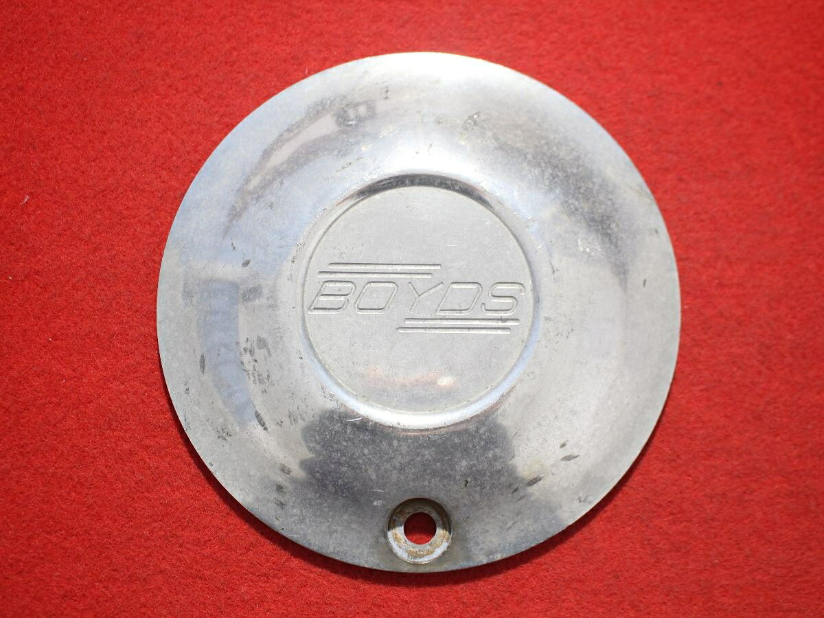 ●商品情報 BOYDS ボイド キャスト 中古キャップ1枚の出品です。全体的にキズ、全体的にシミ、変色又はくすみがあります。アルミ製、メッキ色です。☆キャップを傷つけてしまった方、破損してしまった方、いつの間にか知らないうちに飛んで行って失くしてしまった方、経年劣化により使用出来なくなってしまった方など、単品でお探しの方におススメです！！☆【寸法・程度について】【程度について】キズ等の程度につきましては画像にてご確認ください。表記は省略させて頂いておりますのでご了解ください。【寸法】※すべて実測値です画像にてご確認下さい。測定個所は下記の部分となります。全幅(直径)・裏面取付部径・厚さ(高さ)ジャンクCP5204280送料 1100円（税込） 社外 キャップ 商品番号 P005204280 （お問い合わせの際にはこの番号をお伝え下さい） 部品名 キャップ 証明書 無 保証書 なし 取扱説明書 無 当店評価 ジャンクC スペック 送料（税別） 1,000円 ※沖縄県や離島の場合は中継料が加算されます 当店は中古専門店です。商品画像をよくご確認の上ご購入下さい。 お気に召しませんでしたか？ 当店には数万点の商品があります。 他の商品もぜひご検討ください。 この店舗の他の商品も見てみる