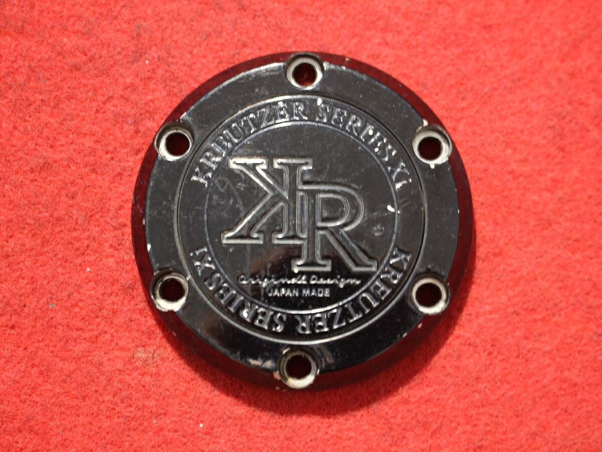 ●商品情報 KREUTZER SERIES Xi 中古キャップ1枚の出品です。全体的にキズ、ハゲがあります。アルミ製、黒色です。☆キャップを傷つけてしまった方、破損してしまった方、いつの間にか知らないうちに飛んで行って失くしてしまった方、経年劣化により使用出来なくなってしまった方など、単品でお探しの方におススメです！！☆【寸法・程度について】【程度について】キズ等の程度につきましては画像にてご確認ください。表記は省略させて頂いておりますのでご了解ください。【寸法】※すべて実測値です画像にてご確認下さい。測定個所は下記の部分となります。全幅(直径)・裏面取付部径・厚さ(高さ)ジャンクCP5204365送料 1100円（税込） 社外 キャップ 商品番号 P005204365 （お問い合わせの際にはこの番号をお伝え下さい） 部品名 キャップ 証明書 無 保証書 なし 取扱説明書 無 当店評価 ジャンクC スペック 送料（税別） 1,000円 ※沖縄県や離島の場合は中継料が加算されます 当店は中古専門店です。商品画像をよくご確認の上ご購入下さい。 お気に召しませんでしたか？ 当店には数万点の商品があります。 他の商品もぜひご検討ください。 この店舗の他の商品も見てみる