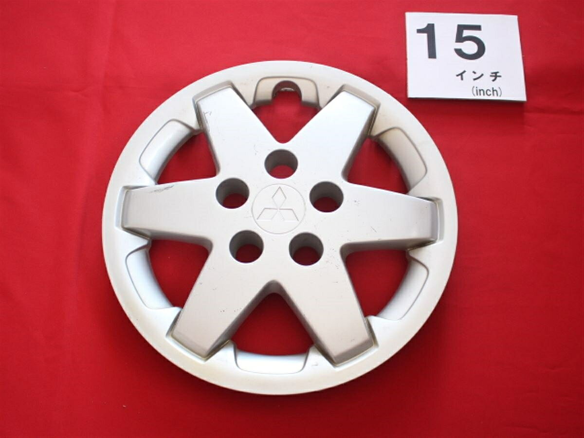 ●商品情報 ミツビシ 車種不明 15インチ 純正 中古フルホイールキャップ1枚の出品です。全体的にキズがあります。☆キャップを傷つけてしまった方、破損してしまった方、いつの間にか知らないうちに飛んで行って失くしてしまった方、経年劣化により使用出来なくなってしまった方など、単品でお探しの方におススメです！！☆【寸法・程度について】【程度について】キズ等の程度につきましては画像にてご確認ください。表記は省略させて頂いておりますのでご了解ください。【寸法】タイトル名のホイールサイズ(インチ)にてご確認下さい。他車種種流用をお考えのお客様はホイール形状により装着出来ない場合が御座いますのでご注意下さい。※マッチング等のご質問はご遠慮頂いております。ジャンクBP000012359送料 1100円 (税込) ミツビシ 純正キャップ 商品番号 P000012359 （お問い合わせの際にはこの番号をお伝え下さい） 部品名 純正キャップ 証明書 無 保証書 なし 取扱説明書 無 当店評価 ジャンクB スペック 送料（税別） 1,000円 ※沖縄県や離島の場合は中継料が加算されます 当店は中古専門店です。商品画像をよくご確認の上ご購入下さい。 お気に召しませんでしたか？ 当店には数万点の商品があります。 他の商品もぜひご検討ください。 この店舗の他の商品も見てみる
