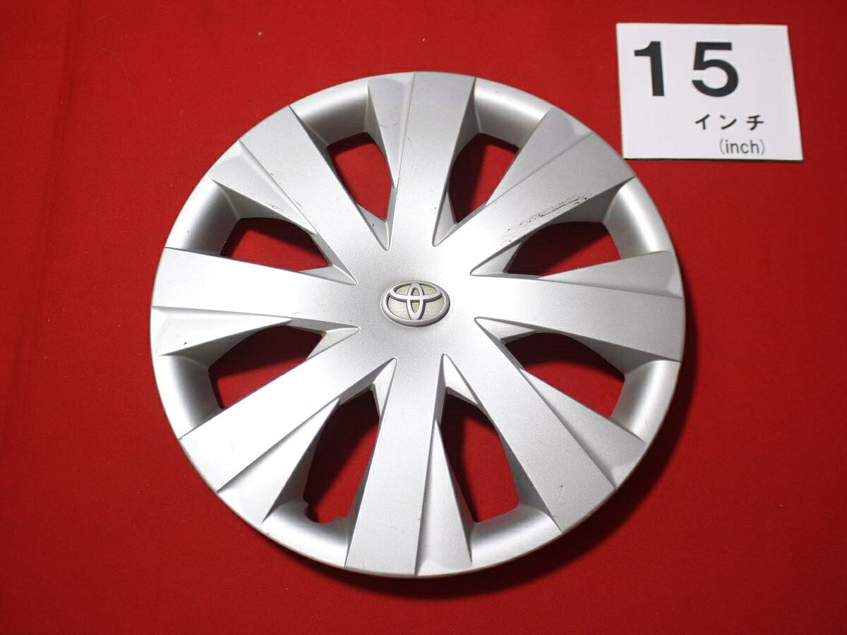 ●商品情報 トヨタ 15インチ 純正 中古フルホイールキャップ1枚の出品です。キャップの色はシルバーです。全体的にキズがあります。☆キャップを傷つけてしまった方、破損してしまった方、いつの間にか知らないうちに飛んで行って失くしてしまった方、経年劣化により使用出来なくなってしまった方など、単品でお探しの方におススメです！！☆【寸法・程度について】【程度について】キズ等の程度につきましては画像にてご確認ください。表記は省略させて頂いておりますのでご了解ください。【寸法】タイトル名のホイールサイズ(インチ)にてご確認下さい。他車種種流用をお考えのお客様はホイール形状により装着出来ない場合が御座いますのでご注意下さい。※マッチング等のご質問はご遠慮頂いております。ジャンクBP000012737送料 1100円 (税込) トヨタ 純正キャップ 商品番号 P000012737 （お問い合わせの際にはこの番号をお伝え下さい） 部品名 純正キャップ 証明書 無 保証書 なし 取扱説明書 無 当店評価 ジャンクB スペック 送料（税別） 1,000円 ※沖縄県や離島の場合は中継料が加算されます 当店は中古専門店です。商品画像をよくご確認の上ご購入下さい。 お気に召しませんでしたか？ 当店には数万点の商品があります。 他の商品もぜひご検討ください。 この店舗の他の商品も見てみる