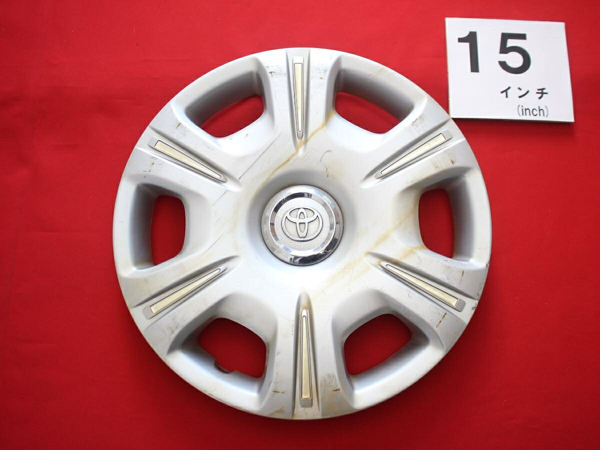 ●商品情報 トヨタ マークⅡ 15インチ 純正 中古フルホイールキャップ1枚の出品です。キャップの色はシルバーです。全体的にキズ、シミ、変色又はくすみがあります。☆キャップを傷つけてしまった方、破損してしまった方、いつの間にか知らないうちに飛んで行って失くしてしまった方、経年劣化により使用出来なくなってしまった方など、単品でお探しの方におススメです！！☆【寸法・程度について】【程度について】キズ等の程度につきましては画像にてご確認ください。表記は省略させて頂いておりますのでご了解ください。【寸法】タイトル名のホイールサイズ(インチ)にてご確認下さい。他車種種流用をお考えのお客様はホイール形状により装着出来ない場合が御座いますのでご注意下さい。※マッチング等のご質問はご遠慮頂いております。ジャンクBP000013155送料 1100円 (税込) トヨタ 純正キャップ 商品番号 P000013155 （お問い合わせの際にはこの番号をお伝え下さい） 部品名 純正キャップ 証明書 無 保証書 なし 取扱説明書 無 当店評価 ジャンクB スペック 送料（税別） 1,000円 ※沖縄県や離島の場合は中継料が加算されます 当店は中古専門店です。商品画像をよくご確認の上ご購入下さい。 お気に召しませんでしたか？ 当店には数万点の商品があります。 他の商品もぜひご検討ください。 この店舗の他の商品も見てみる