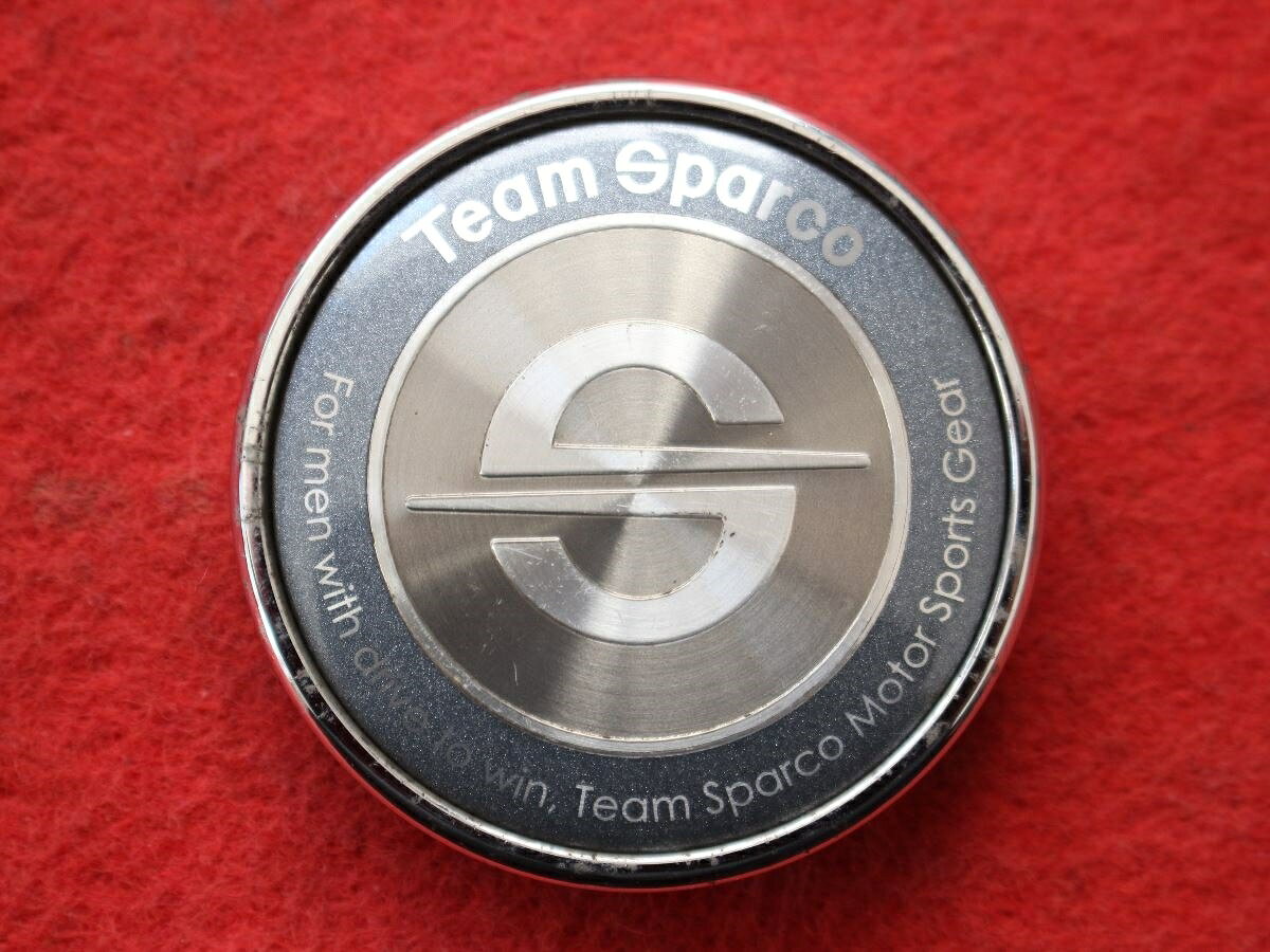 ●商品情報 Team Sparco 中古キャップ1枚の出品です。ツメ折れがあります。キズ、シミがあります。プラスチック製、銀色、紺色です。刻印 >ABS+PC< TS09-B☆キャップを傷つけてしまった方、破損してしまった方、いつの間にか知らないうちに飛んで行って失くしてしまった方、経年劣化により使用出来なくなってしまった方など、単品でお探しの方におススメです！！☆【寸法・程度について】【程度について】キズ等の程度につきましては画像にてご確認ください。表記は省略させて頂いておりますのでご了解ください。【寸法】※すべて実測値です画像にてご確認下さい。測定個所は下記の部分となります。全幅(直径)・裏面取付部径・厚さ(高さ)ジャンクBP5204393送料 1100円（税込） 社外 キャップ 商品番号 P005204393 （お問い合わせの際にはこの番号をお伝え下さい） 部品名 キャップ 証明書 無 保証書 なし 取扱説明書 無 当店評価 ジャンクB スペック 送料（税別） 1,000円 ※沖縄県や離島の場合は中継料が加算されます 当店は中古専門店です。商品画像をよくご確認の上ご購入下さい。 お気に召しませんでしたか？ 当店には数万点の商品があります。 他の商品もぜひご検討ください。 この店舗の他の商品も見てみる