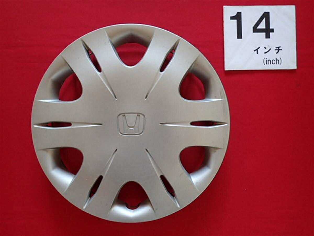 ●商品情報 ホンダ フリード SYY 14インチ純正中古フルホイールキャップ1枚の出品です。キャップの色はシルバー色です。全体的にキズ変色またはくすみがあります。☆キャップを傷つけてしまった方、破損してしまった方、いつの間にか知らないうちに飛んで行って失くしてしまった方、経年劣化により使用出来なくなってしまった方など、単品でお探しの方におススメです！！☆【寸法・程度について】【程度について】キズ等の程度につきましては画像にてご確認ください。表記は省略させて頂いておりますのでご了解ください。【寸法】タイトル名のホイールサイズ(インチ)にてご確認下さい。他車種種流用をお考えのお客様はホイール形状により装着出来ない場合が御座いますのでご注意下さい。※マッチング等のご質問はご遠慮頂いております。ジャンクBP15447 ホンダ 純正キャップ 商品番号 P000015447 （お問い合わせの際にはこの番号をお伝え下さい） 部品名 純正キャップ 証明書 無 保証書 なし 取扱説明書 無 当店評価 ジャンクB スペック 送料（税別） 1,000円 ※沖縄県や離島の場合は中継料が加算されます 当店は中古専門店です。商品画像をよくご確認の上ご購入下さい。 お気に召しませんでしたか？ 当店には数万点の商品があります。 他の商品もぜひご検討ください。 この店舗の他の商品も見てみる
