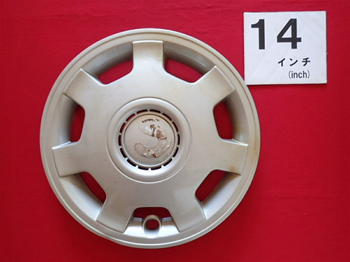 ●商品情報 フォルクスワーゲン ポロ VW エンブレムなし 14インチ純正中古フルホイールキャップ1枚の出品です。キャップの色はシルバー色です。全体的にキズ、変色またはくすみ、へこみまたはひずみがあります。☆キャップを傷つけてしまった方、破損してしまった方、いつの間にか知らないうちに飛んで行って失くしてしまった方、経年劣化により使用出来なくなってしまった方など、単品でお探しの方におススメです！！☆【寸法・程度について】【程度について】キズ等の程度につきましては画像にてご確認ください。表記は省略させて頂いておりますのでご了解ください。【寸法】タイトル名のホイールサイズ(インチ)にてご確認下さい。他車種種流用をお考えのお客様はホイール形状により装着出来ない場合が御座いますのでご注意下さい。※マッチング等のご質問はご遠慮頂いております。ジャンクBP16151 フォルクスワーゲン 純正キャップ 商品番号 P000016151 （お問い合わせの際にはこの番号をお伝え下さい） 部品名 純正キャップ 証明書 無 保証書 なし 取扱説明書 無 当店評価 ジャンクB スペック 送料（税別） 1,000円 ※沖縄県や離島の場合は中継料が加算されます 当店は中古専門店です。商品画像をよくご確認の上ご購入下さい。 お気に召しませんでしたか？ 当店には数万点の商品があります。 他の商品もぜひご検討ください。 この店舗の他の商品も見てみる