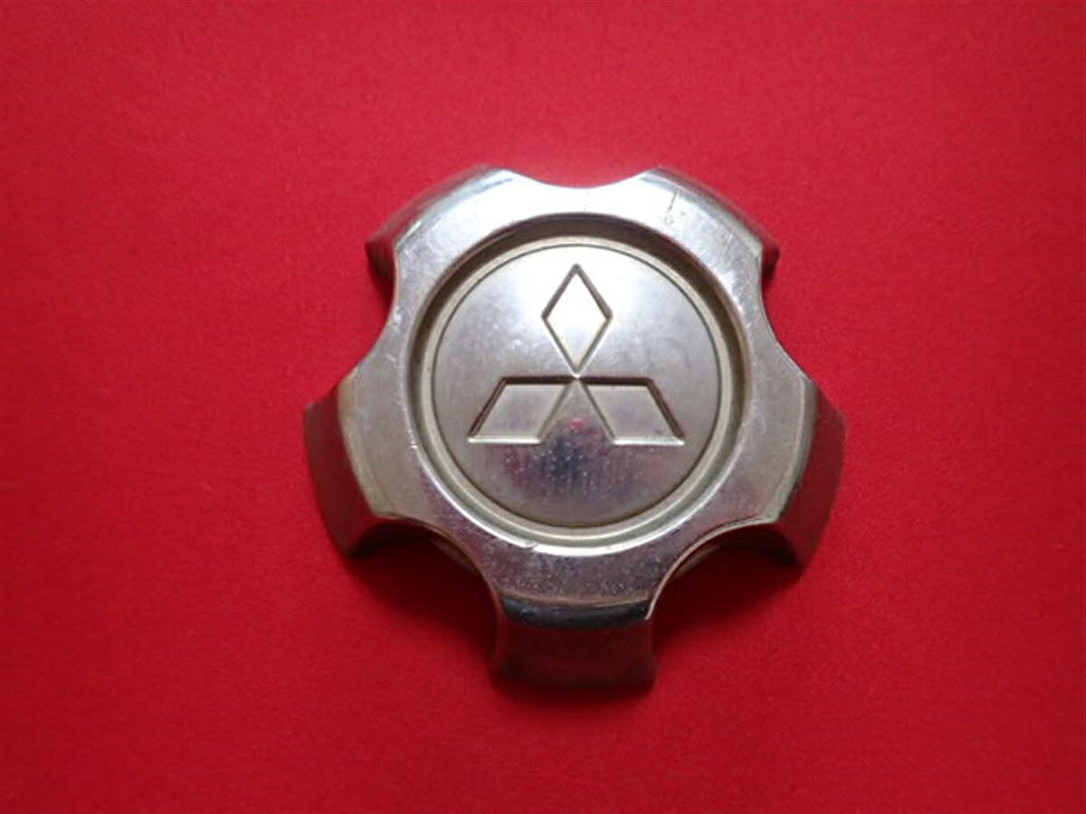 ●商品情報 ミツビシ パジェロミニ 中古センターキャップ1枚の出品です。全体的にキズ、変色またはくすみがあります。プラスチック製、銀色です。刻印 1 MR150478☆キャップを傷つけてしまった方、破損してしまった方、いつの間にか知らないうちに飛んで行って失くしてしまった方、経年劣化により使用出来なくなってしまった方など、単品でお探しの方におススメです！！☆【寸法・程度について】【程度について】キズ等の程度につきましては画像にてご確認ください。表記は省略させて頂いておりますのでご了解ください。【寸法】※すべて実測値です画像にてご確認下さい。測定個所は下記の部分となります。全幅(直径)・裏面取付部径・厚さ(高さ)ジャンクCP5204715 ミツビシ 純正キャップ 商品番号 P005204715 （お問い合わせの際にはこの番号をお伝え下さい） 部品名 純正キャップ 証明書 無 保証書 なし 取扱説明書 無 当店評価 ジャンクC スペック 送料（税別） 1,000円 ※沖縄県や離島の場合は中継料が加算されます 当店は中古専門店です。商品画像をよくご確認の上ご購入下さい。 お気に召しませんでしたか？ 当店には数万点の商品があります。 他の商品もぜひご検討ください。 この店舗の他の商品も見てみる