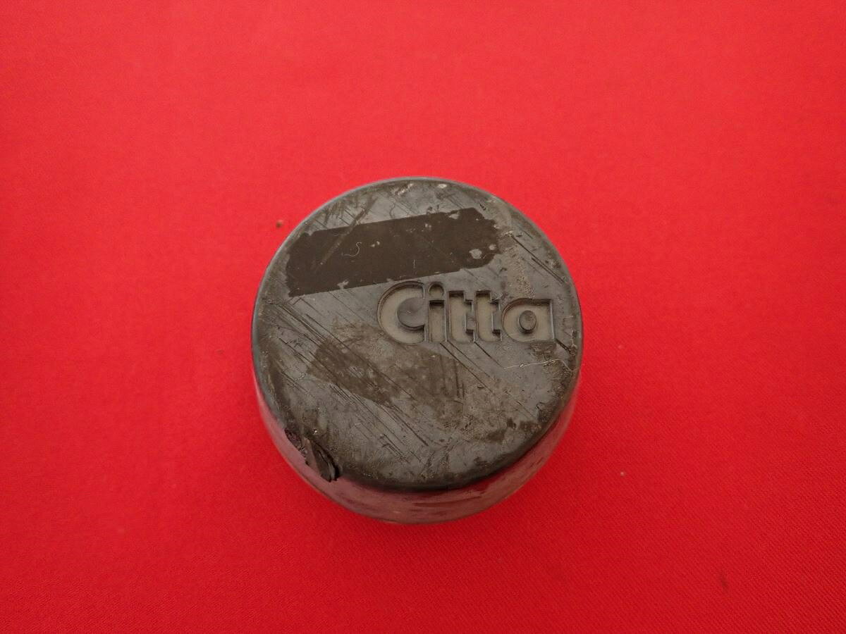 ●商品情報 Citta 中古センターキャップ1枚の出品です。全体的にキズ、ヒビまたは割れ、変色またはくすみがあります。プラスチック製、黒色です。刻印 64☆キャップを傷つけてしまった方、破損してしまった方、いつの間にか知らないうちに飛んで行って失くしてしまった方、経年劣化により使用出来なくなってしまった方など、単品でお探しの方におススメです！！☆【寸法・程度について】【程度について】キズ等の程度につきましては画像にてご確認ください。表記は省略させて頂いておりますのでご了解ください。【寸法】※すべて実測値です画像にてご確認下さい。測定個所は下記の部分となります。全幅(直径)・裏面取付部径・厚さ(高さ)ジャンクCP5204831 社外 キャップ 商品番号 P005204831 （お問い合わせの際にはこの番号をお伝え下さい） 部品名 キャップ 証明書 無 保証書 なし 取扱説明書 無 当店評価 ジャンクC スペック 送料（税別） 1,000円 ※沖縄県や離島の場合は中継料が加算されます 当店は中古専門店です。商品画像をよくご確認の上ご購入下さい。 お気に召しませんでしたか？ 当店には数万点の商品があります。 他の商品もぜひご検討ください。 この店舗の他の商品も見てみる