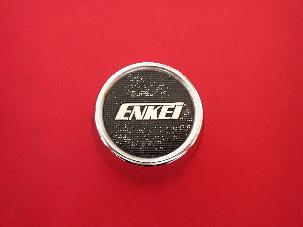 ●商品情報 ENKEI エンケイ 中古センターキャップ1枚の出品です。全体的にキズ、変色またはくすみ、ハゲまたは色の浮きがあります。鉄製、銀色×黒色です。☆キャップを傷つけてしまった方、破損してしまった方、いつの間にか知らないうちに飛んで行って失くしてしまった方、経年劣化により使用出来なくなってしまった方など、単品でお探しの方におススメです！！☆【寸法・程度について】【程度について】キズ等の程度につきましては画像にてご確認ください。表記は省略させて頂いておりますのでご了解ください。【寸法】※すべて実測値です画像にてご確認下さい。測定個所は下記の部分となります。全幅(直径)・裏面取付部径・厚さ(高さ)ジャンクCP5205229 エンケイ エンケイ センターキャップ 商品番号 P005205229 （お問い合わせの際にはこの番号をお伝え下さい） 部品名 エンケイ センターキャップ 証明書 無 保証書 なし 取扱説明書 無 当店評価 ジャンクC スペック 送料（税別） 1,000円 ※沖縄県や離島の場合は中継料が加算されます 当店は中古専門店です。商品画像をよくご確認の上ご購入下さい。 お気に召しませんでしたか？ 当店には数万点の商品があります。 他の商品もぜひご検討ください。 この店舗の他の商品も見てみる
