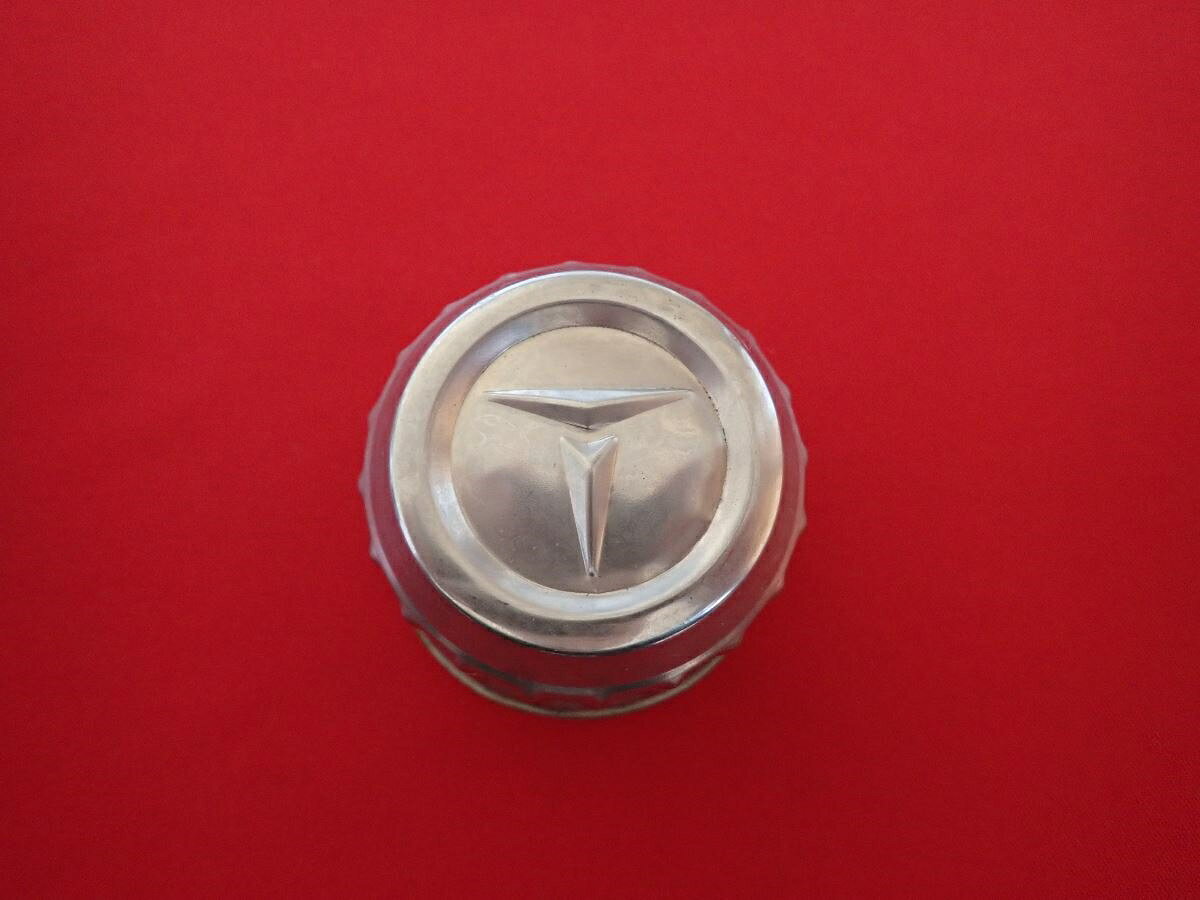 ●商品情報 トヨタ 中古センターキャップ1枚の出品です。全体的にキズ、変色またはくすみ、へこみまたはひずみがあります。鉄製、銀色です。☆キャップを傷つけてしまった方、破損してしまった方、いつの間にか知らないうちに飛んで行って失くしてしまった方、経年劣化により使用出来なくなってしまった方など、単品でお探しの方におススメです！！☆【寸法・程度について】【程度について】キズ等の程度につきましては画像にてご確認ください。表記は省略させて頂いておりますのでご了解ください。【寸法】※すべて実測値です画像にてご確認下さい。測定個所は下記の部分となります。全幅(直径)・裏面取付部径・厚さ(高さ)ジャンクCP5205269 トヨタ 純正キャップ 商品番号 P005205269 （お問い合わせの際にはこの番号をお伝え下さい） 部品名 純正キャップ 証明書 無 保証書 なし 取扱説明書 無 当店評価 ジャンクC スペック 送料（税別） 1,000円 ※沖縄県や離島の場合は中継料が加算されます 当店は中古専門店です。商品画像をよくご確認の上ご購入下さい。 お気に召しませんでしたか？ 当店には数万点の商品があります。 他の商品もぜひご検討ください。 この店舗の他の商品も見てみる