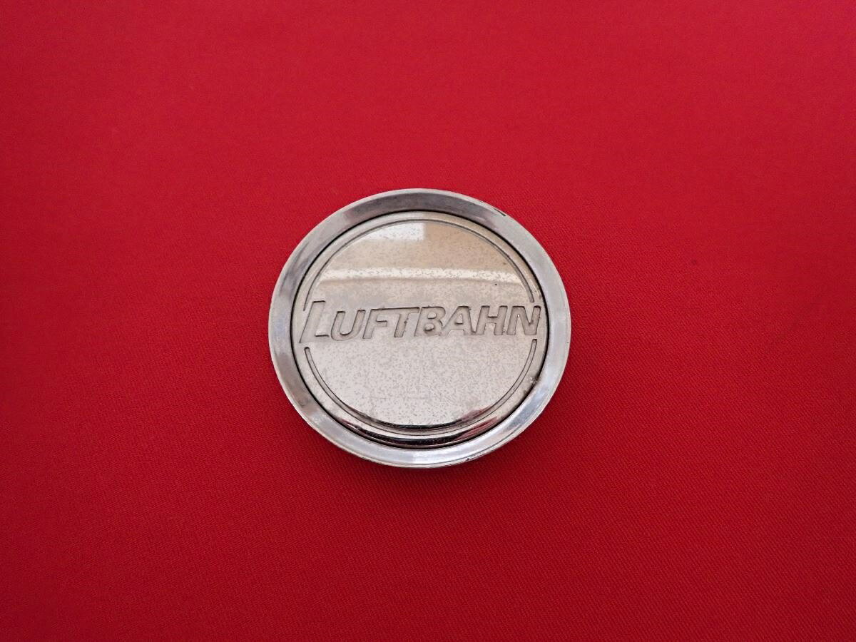 ●商品情報 LUFTBAHN ルフトバーン 中古センターキャップ1枚の出品です。全体的にキズ、変色またはくすみがあります。プラスチック製、銀色です。☆キャップを傷つけてしまった方、破損してしまった方、いつの間にか知らないうちに飛んで行って失くしてしまった方、経年劣化により使用出来なくなってしまった方など、単品でお探しの方におススメです！！☆【寸法・程度について】【程度について】キズ等の程度につきましては画像にてご確認ください。表記は省略させて頂いておりますのでご了解ください。【寸法】※すべて実測値です画像にてご確認下さい。測定個所は下記の部分となります。全幅(直径)・裏面取付部径・厚さ(高さ)ジャンクCP5205585 社外 キャップ 商品番号 P005205585 （お問い合わせの際にはこの番号をお伝え下さい） 部品名 キャップ 証明書 無 保証書 なし 取扱説明書 無 当店評価 ジャンクC スペック 送料（税別） 1,000円 ※沖縄県や離島の場合は中継料が加算されます 当店は中古専門店です。商品画像をよくご確認の上ご購入下さい。 お気に召しませんでしたか？ 当店には数万点の商品があります。 他の商品もぜひご検討ください。 この店舗の他の商品も見てみる