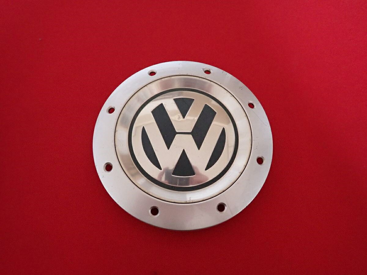 ●商品情報 フォルクスワーゲン 中古センターキャップ1枚の出品です。全体的にキズ、変色またはくすみがあります。プラスチック製、銀色です。刻印 Emblem ＞AL＜ Deckel ＞PA66-M15＜ PT7 SPAIN 1K0 601 149E☆キャップを傷つけてしまった方、破損してしまった方、いつの間にか知らないうちに飛んで行って失くしてしまった方、経年劣化により使用出来なくなってしまった方など、単品でお探しの方におススメです！！☆【寸法・程度について】【程度について】キズ等の程度につきましては画像にてご確認ください。表記は省略させて頂いておりますのでご了解ください。【寸法】※すべて実測値です画像にてご確認下さい。測定個所は下記の部分となります。全幅(直径)・裏面取付部径・厚さ(高さ)ジャンクCP5205592 フォルクスワーゲン 純正キャップ 商品番号 P005205592 （お問い合わせの際にはこの番号をお伝え下さい） 部品名 純正キャップ 証明書 無 保証書 なし 取扱説明書 無 当店評価 ジャンクC スペック 送料（税別） 1,000円 ※沖縄県や離島の場合は中継料が加算されます 当店は中古専門店です。商品画像をよくご確認の上ご購入下さい。 お気に召しませんでしたか？ 当店には数万点の商品があります。 他の商品もぜひご検討ください。 この店舗の他の商品も見てみる