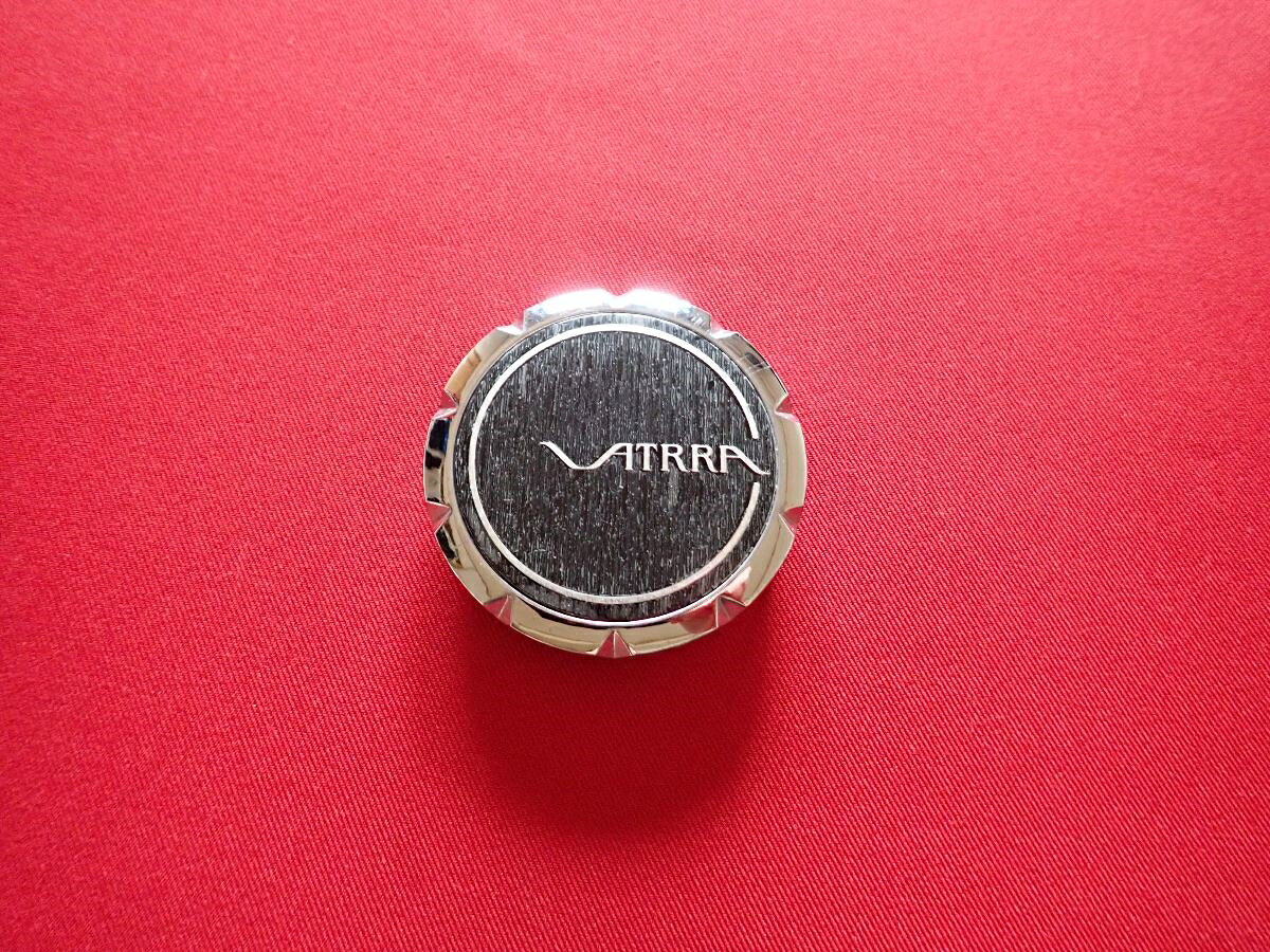 ●商品情報 ATRRA 中古センターキャップ1枚の出品です。全体的にキズ、ハゲまたは色の浮きがあります。アルミ製、素材色×黒色です。刻印 LG1805-14 CAP M-1065☆キャップを傷つけてしまった方、破損してしまった方、いつの間にか知らないうちに飛んで行って失くしてしまった方、経年劣化により使用出来なくなってしまった方など、単品でお探しの方におススメです！！☆【寸法・程度について】【程度について】キズ等の程度につきましては画像にてご確認ください。表記は省略させて頂いておりますのでご了解ください。【寸法】※すべて実測値です画像にてご確認下さい。測定個所は下記の部分となります。全幅(直径)・裏面取付部径・厚さ(高さ)ジャンクCP5205660 社外 キャップ 商品番号 P005205660 （お問い合わせの際にはこの番号をお伝え下さい） 部品名 キャップ 証明書 無 保証書 なし 取扱説明書 無 当店評価 ジャンクC スペック 送料（税別） 1,000円 ※沖縄県や離島の場合は中継料が加算されます 当店は中古専門店です。商品画像をよくご確認の上ご購入下さい。 お気に召しませんでしたか？ 当店には数万点の商品があります。 他の商品もぜひご検討ください。 この店舗の他の商品も見てみる