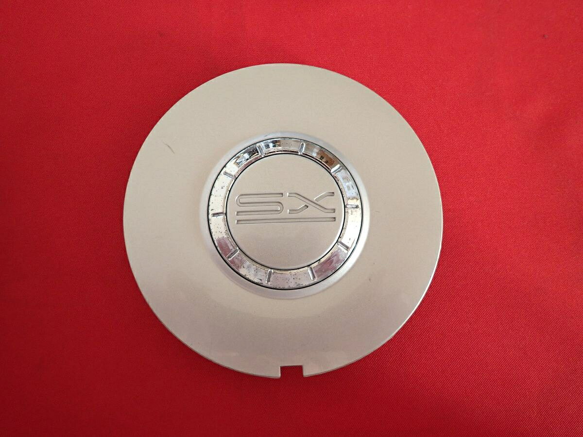 ●商品情報 SX 中古センターキャップ1枚の出品です。全体的にキズ、変色またはくすみがあります。プラスチック製、銀色です。刻印 5294-CAP KU☆キャップを傷つけてしまった方、破損してしまった方、いつの間にか知らないうちに飛んで行って失くしてしまった方、経年劣化により使用出来なくなってしまった方など、単品でお探しの方におススメです！！☆【寸法・程度について】【程度について】キズ等の程度につきましては画像にてご確認ください。表記は省略させて頂いておりますのでご了解ください。【寸法】※すべて実測値です画像にてご確認下さい。測定個所は下記の部分となります。全幅(直径)・裏面取付部径・厚さ(高さ)ジャンクCP5205791 社外 キャップ 商品番号 P005205791 （お問い合わせの際にはこの番号をお伝え下さい） 部品名 キャップ 証明書 無 保証書 なし 取扱説明書 無 当店評価 ジャンクC スペック 送料（税別） 1,000円 ※沖縄県や離島の場合は中継料が加算されます 当店は中古専門店です。商品画像をよくご確認の上ご購入下さい。 お気に召しませんでしたか？ 当店には数万点の商品があります。 他の商品もぜひご検討ください。 この店舗の他の商品も見てみる