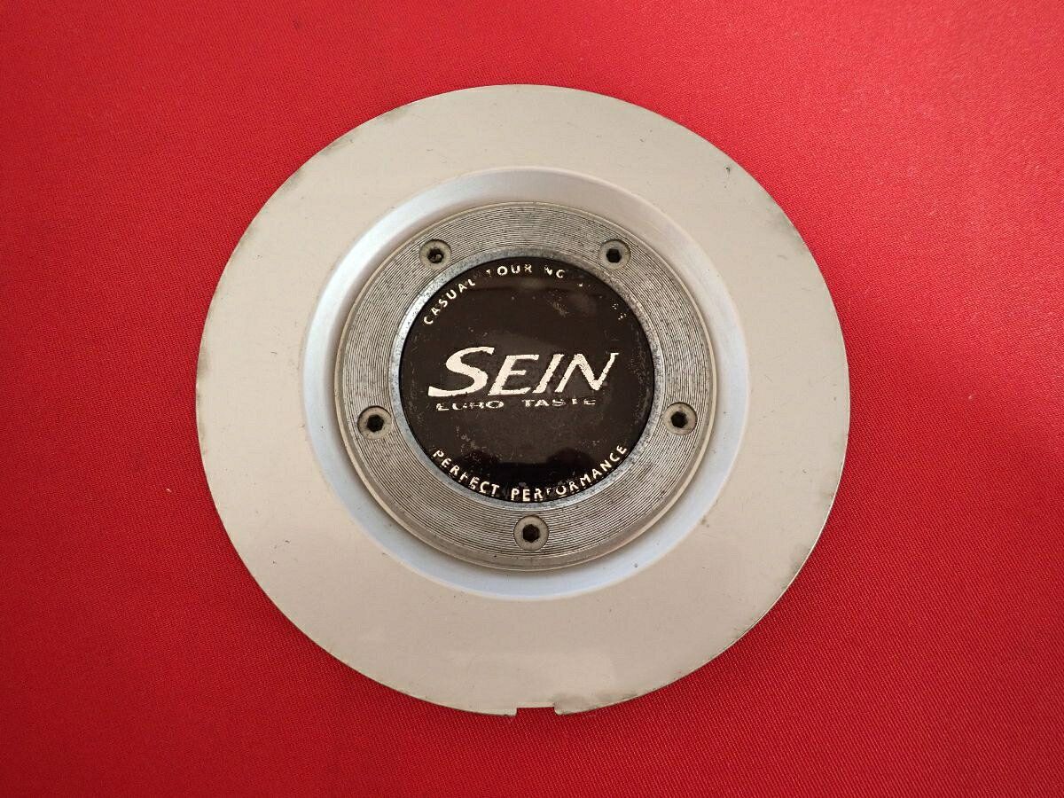 ●商品情報 ENKEI SEIN エンケイ セイン中古センターキャップ1枚の出品です。全体的にキズ、変色またはくすみ、ハゲまたは色の浮きがあります。アルミ製、素材色×黒色です。刻印 COP18B☆キャップを傷つけてしまった方、破損してしまった方、いつの間にか知らないうちに飛んで行って失くしてしまった方、経年劣化により使用出来なくなってしまった方など、単品でお探しの方におススメです！！☆【寸法・程度について】【程度について】キズ等の程度につきましては画像にてご確認ください。表記は省略させて頂いておりますのでご了解ください。【寸法】※すべて実測値です画像にてご確認下さい。測定個所は下記の部分となります。全幅(直径)・裏面取付部径・厚さ(高さ)ジャンクCP5205820 エンケイ エンケイ センターキャップ 商品番号 P005205820 （お問い合わせの際にはこの番号をお伝え下さい） 部品名 エンケイ センターキャップ 証明書 無 保証書 なし 取扱説明書 無 当店評価 ジャンクC スペック 送料（税別） 1,000円 ※沖縄県や離島の場合は中継料が加算されます 当店は中古専門店です。商品画像をよくご確認の上ご購入下さい。 お気に召しませんでしたか？ 当店には数万点の商品があります。 他の商品もぜひご検討ください。 この店舗の他の商品も見てみる
