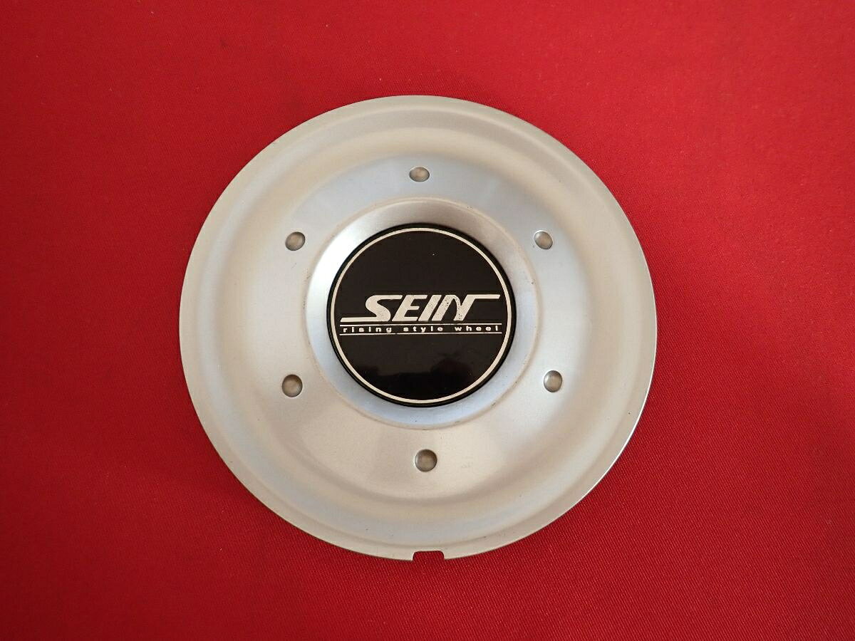 ●商品情報 ENKEI SEIN エンケイ セイン中古センターキャップ1枚の出品です。全体的にキズ、変色またはくすみがあります。プラスチック製、銀色×黒色です。刻印 COP82C☆キャップを傷つけてしまった方、破損してしまった方、いつの間にか知らないうちに飛んで行って失くしてしまった方、経年劣化により使用出来なくなってしまった方など、単品でお探しの方におススメです！！☆【寸法・程度について】【程度について】キズ等の程度につきましては画像にてご確認ください。表記は省略させて頂いておりますのでご了解ください。【寸法】※すべて実測値です画像にてご確認下さい。測定個所は下記の部分となります。全幅(直径)・裏面取付部径・厚さ(高さ)ジャンクCP5205825 エンケイ エンケイ センターキャップ 商品番号 P005205825 （お問い合わせの際にはこの番号をお伝え下さい） 部品名 エンケイ センターキャップ 証明書 無 保証書 なし 取扱説明書 無 当店評価 ジャンクC スペック 送料（税別） 1,000円 ※沖縄県や離島の場合は中継料が加算されます 当店は中古専門店です。商品画像をよくご確認の上ご購入下さい。 お気に召しませんでしたか？ 当店には数万点の商品があります。 他の商品もぜひご検討ください。 この店舗の他の商品も見てみる