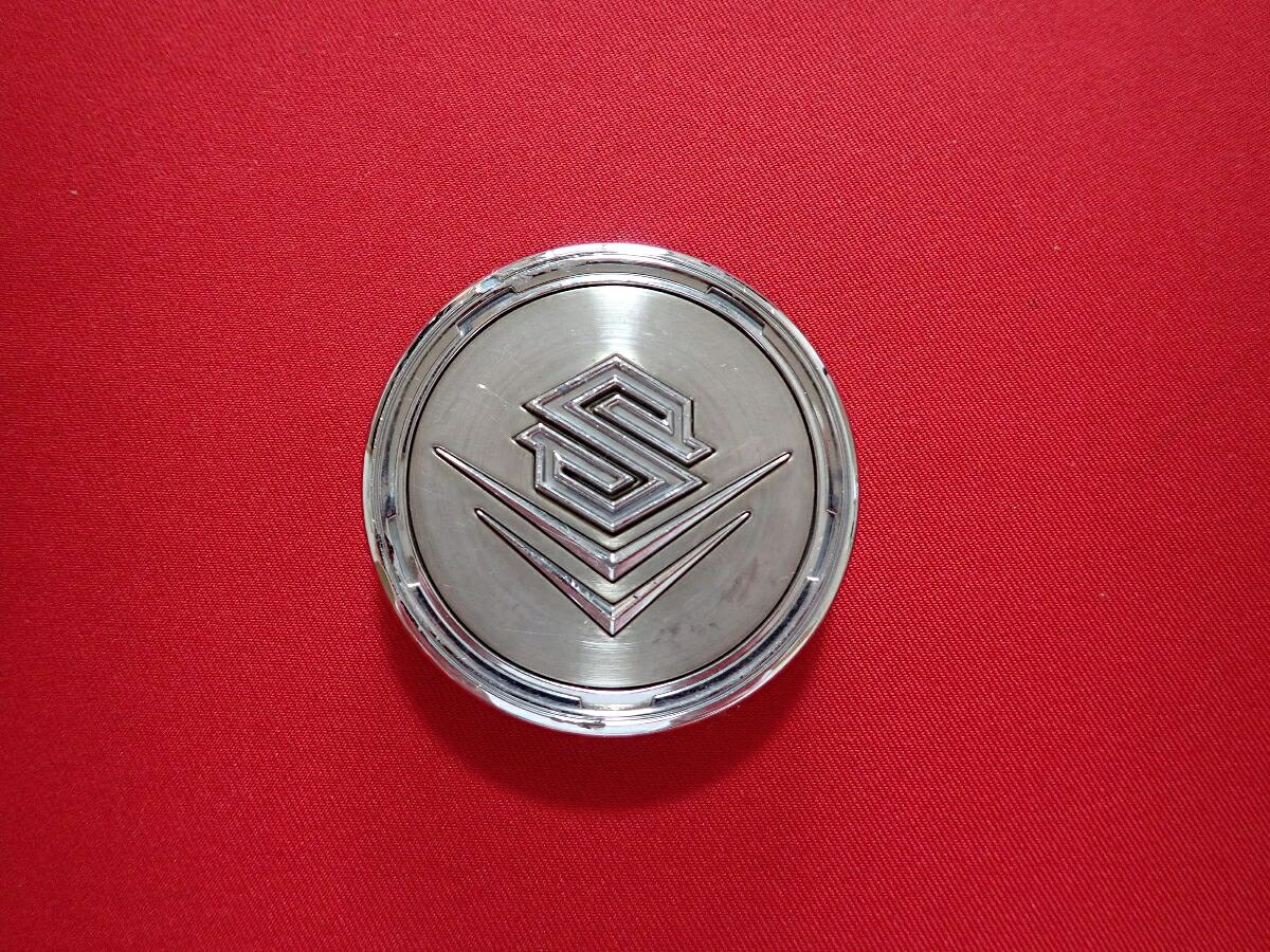 ●商品情報 KYOHO STEINER 共豊 シュタイナー中古センターキャップ1枚の出品です。全体的にキズがあります。プラスチック製、メッキ色×金色です。刻印 CAP32S☆キャップを傷つけてしまった方、破損してしまった方、いつの間にか知らないうちに飛んで行って失くしてしまった方、経年劣化により使用出来なくなってしまった方など、単品でお探しの方におススメです！！☆【寸法・程度について】【程度について】キズ等の程度につきましては画像にてご確認ください。表記は省略させて頂いておりますのでご了解ください。【寸法】※すべて実測値です画像にてご確認下さい。測定個所は下記の部分となります。全幅(直径)・裏面取付部径・厚さ(高さ)ジャンクCP5205932 社外 キャップ 商品番号 P005205932 （お問い合わせの際にはこの番号をお伝え下さい） 部品名 キャップ 証明書 無 保証書 なし 取扱説明書 無 当店評価 ジャンクC スペック 送料（税別） 1,000円 ※沖縄県や離島の場合は中継料が加算されます 当店は中古専門店です。商品画像をよくご確認の上ご購入下さい。 お気に召しませんでしたか？ 当店には数万点の商品があります。 他の商品もぜひご検討ください。 この店舗の他の商品も見てみる