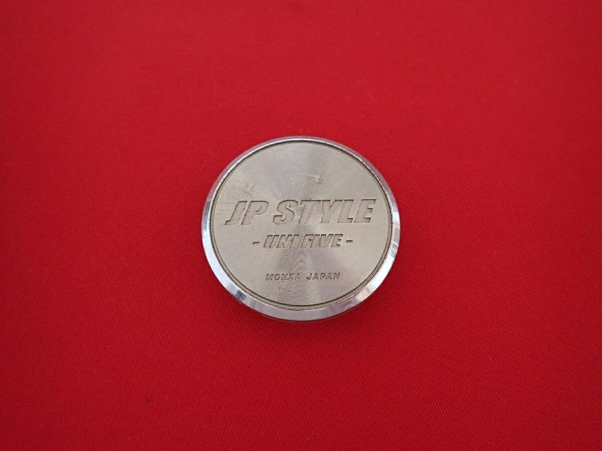 ●商品情報 MONZA JAPAN JP STYLE UNI FIVE中古センターキャップ1枚の出品です。全体的にキズ、へこみまたはひずみがあります。プラスチック製、メッキ色です。刻印 MCS60NA60☆キャップを傷つけてしまった方、破損してしまった方、いつの間にか知らないうちに飛んで行って失くしてしまった方、経年劣化により使用出来なくなってしまった方など、単品でお探しの方におススメです！！☆【寸法・程度について】【程度について】キズ等の程度につきましては画像にてご確認ください。表記は省略させて頂いておりますのでご了解ください。【寸法】※すべて実測値です画像にてご確認下さい。測定個所は下記の部分となります。全幅(直径)・裏面取付部径・厚さ(高さ)ジャンクCP5206297 社外 キャップ 商品番号 P005206297 （お問い合わせの際にはこの番号をお伝え下さい） 部品名 キャップ 証明書 無 保証書 なし 取扱説明書 無 当店評価 ジャンクC スペック 送料（税別） 1,000円 ※沖縄県や離島の場合は中継料が加算されます 当店は中古専門店です。商品画像をよくご確認の上ご購入下さい。 お気に召しませんでしたか？ 当店には数万点の商品があります。 他の商品もぜひご検討ください。 この店舗の他の商品も見てみる