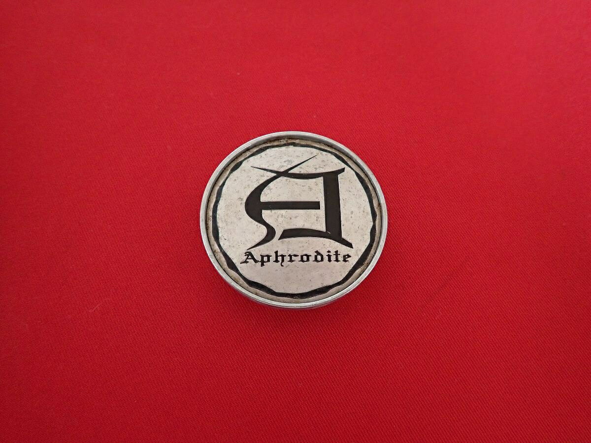 ●商品情報 Aphrodite アフロディーテ 中古センターキャップ1枚の出品です。全体的にキズ、変色またはくすみがあります。プラスチック製、銀色です。刻印 MG-P1407H☆キャップを傷つけてしまった方、破損してしまった方、いつの間にか知らないうちに飛んで行って失くしてしまった方、経年劣化により使用出来なくなってしまった方など、単品でお探しの方におススメです！！☆【寸法・程度について】【程度について】キズ等の程度につきましては画像にてご確認ください。表記は省略させて頂いておりますのでご了解ください。【寸法】※すべて実測値です画像にてご確認下さい。測定個所は下記の部分となります。全幅(直径)・裏面取付部径・厚さ(高さ)ジャンクCP5206447 社外 キャップ 商品番号 P005206447 （お問い合わせの際にはこの番号をお伝え下さい） 部品名 キャップ 証明書 無 保証書 なし 取扱説明書 無 当店評価 ジャンクC スペック 送料（税別） 1,000円 ※沖縄県や離島の場合は中継料が加算されます 当店は中古専門店です。商品画像をよくご確認の上ご購入下さい。 お気に召しませんでしたか？ 当店には数万点の商品があります。 他の商品もぜひご検討ください。 この店舗の他の商品も見てみる