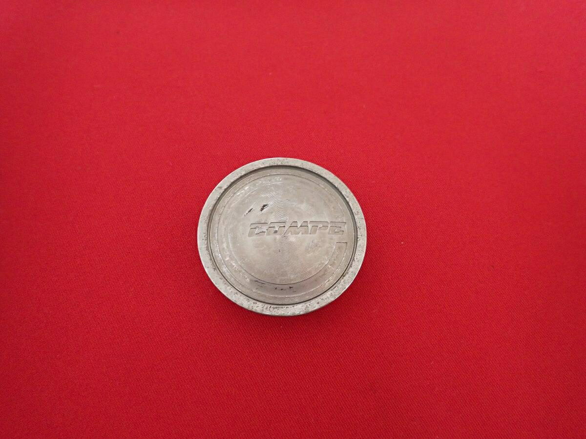 ●商品情報 COMPE 中古センターキャップ1枚の出品です。全体的にキズ、変色またはくすみがあります。プラスチック製、メッキ色です。刻印 4946K60☆キャップを傷つけてしまった方、破損してしまった方、いつの間にか知らないうちに飛んで行って失くしてしまった方、経年劣化により使用出来なくなってしまった方など、単品でお探しの方におススメです！！☆【寸法・程度について】【程度について】キズ等の程度につきましては画像にてご確認ください。表記は省略させて頂いておりますのでご了解ください。【寸法】※すべて実測値です画像にてご確認下さい。測定個所は下記の部分となります。全幅(直径)・裏面取付部径・厚さ(高さ)ジャンクCP5206467 社外 キャップ 商品番号 P005206467 （お問い合わせの際にはこの番号をお伝え下さい） 部品名 キャップ 証明書 無 保証書 なし 取扱説明書 無 当店評価 ジャンクC スペック 送料（税別） 1,000円 ※沖縄県や離島の場合は中継料が加算されます 当店は中古専門店です。商品画像をよくご確認の上ご購入下さい。 お気に召しませんでしたか？ 当店には数万点の商品があります。 他の商品もぜひご検討ください。 この店舗の他の商品も見てみる