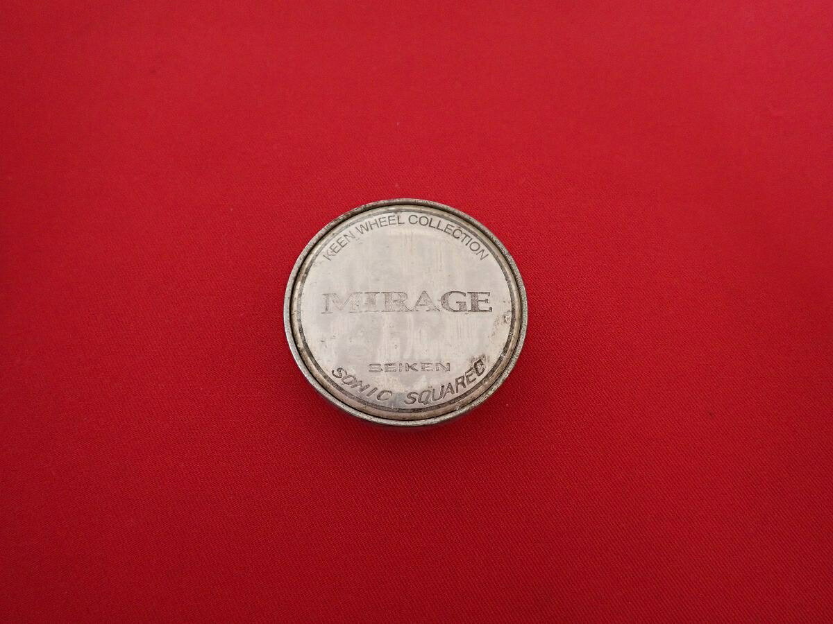 ●商品情報 SEIKEN MIRAGE 中古センターキャップ1枚の出品です。全体的にキズ、変色またはくすみがあります。プラスチック製、銀色です。☆キャップを傷つけてしまった方、破損してしまった方、いつの間にか知らないうちに飛んで行って失くしてしまった方、経年劣化により使用出来なくなってしまった方など、単品でお探しの方におススメです！！☆【寸法・程度について】【程度について】キズ等の程度につきましては画像にてご確認ください。表記は省略させて頂いておりますのでご了解ください。【寸法】※すべて実測値です画像にてご確認下さい。測定個所は下記の部分となります。全幅(直径)・裏面取付部径・厚さ(高さ)ジャンクCP5206470 社外 キャップ 商品番号 P005206470 （お問い合わせの際にはこの番号をお伝え下さい） 部品名 キャップ 証明書 無 保証書 なし 取扱説明書 無 当店評価 ジャンクC スペック 送料（税別） 1,000円 ※沖縄県や離島の場合は中継料が加算されます 当店は中古専門店です。商品画像をよくご確認の上ご購入下さい。 お気に召しませんでしたか？ 当店には数万点の商品があります。 他の商品もぜひご検討ください。 この店舗の他の商品も見てみる