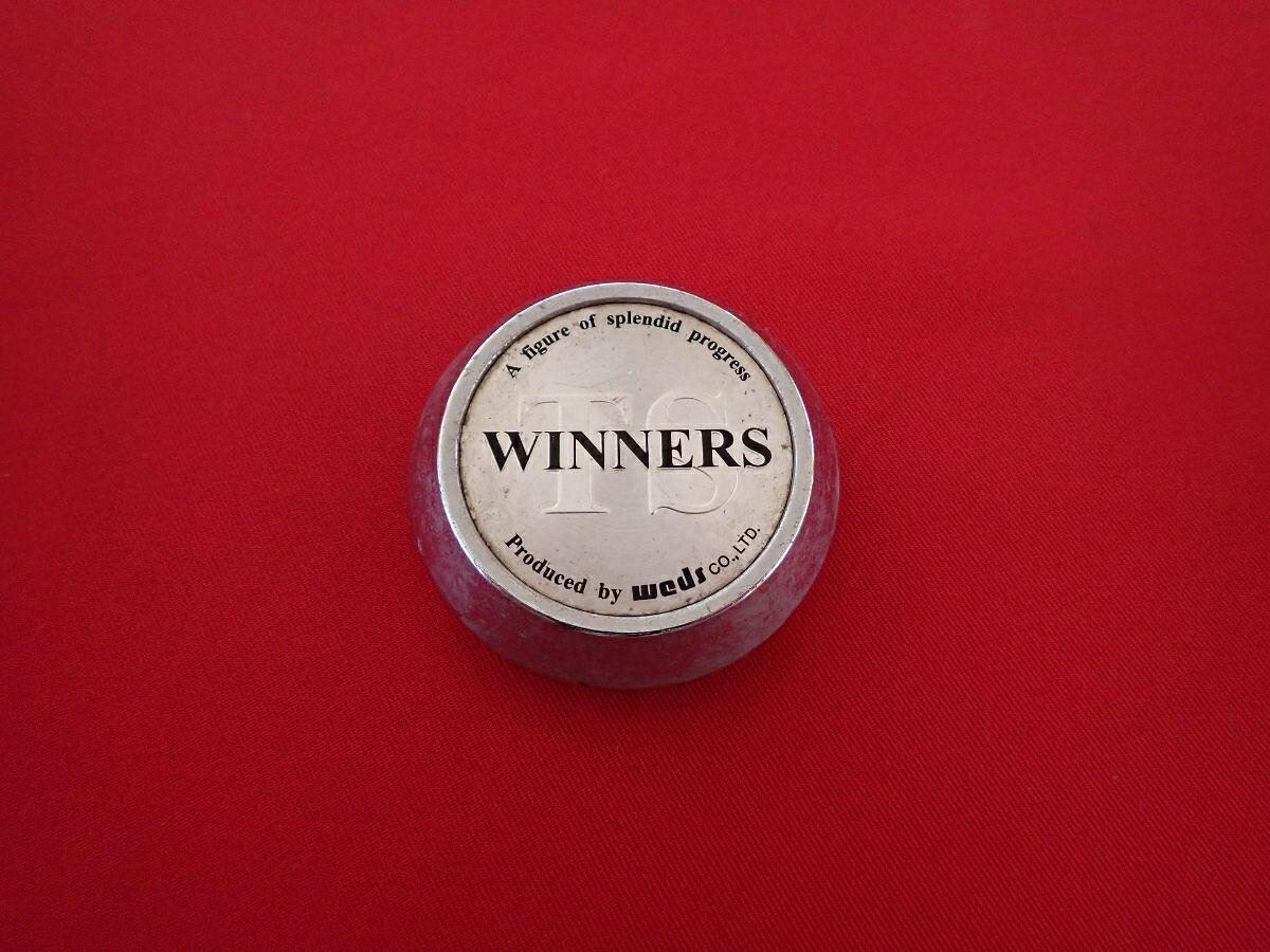 ●商品情報 Weds WINNERS TS 中古センターキャップ1枚の出品です。全体的にキズ、変色またはくすみがあります。プラスチック製、メッキ色×銀色です。刻印 CAP699K65 LG0706-52☆キャップを傷つけてしまった方、破損してしまった方、いつの間にか知らないうちに飛んで行って失くしてしまった方、経年劣化により使用出来なくなってしまった方など、単品でお探しの方におススメです！！☆【寸法・程度について】【程度について】キズ等の程度につきましては画像にてご確認ください。表記は省略させて頂いておりますのでご了解ください。【寸法】※すべて実測値です画像にてご確認下さい。測定個所は下記の部分となります。全幅(直径)・裏面取付部径・厚さ(高さ)ジャンクCP5206551 社外 キャップ 商品番号 P005206551 （お問い合わせの際にはこの番号をお伝え下さい） 部品名 キャップ 証明書 無 保証書 なし 取扱説明書 無 当店評価 ジャンクC スペック 送料（税別） 1,000円 ※沖縄県や離島の場合は中継料が加算されます 当店は中古専門店です。商品画像をよくご確認の上ご購入下さい。 お気に召しませんでしたか？ 当店には数万点の商品があります。 他の商品もぜひご検討ください。 この店舗の他の商品も見てみる