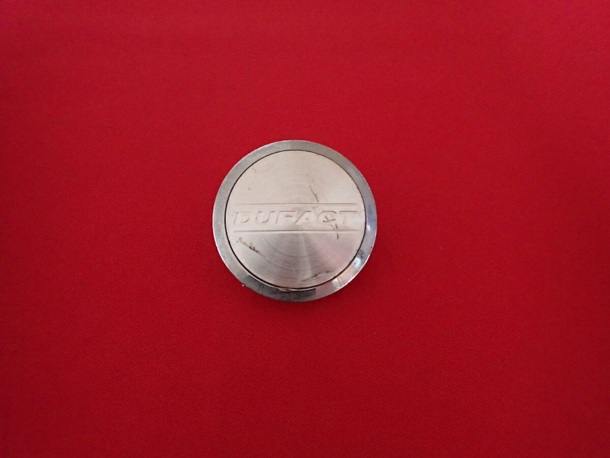 ●商品情報 DUFACT デュファクト 中古センターキャップ1枚の出品です。全体的にキズ、へこみまたはひずみ、変色またはくすみがあります。プラスチック製、メッキ色×銀色です。刻印 C-298-1☆キャップを傷つけてしまった方、破損してしまった方、いつの間にか知らないうちに飛んで行って失くしてしまった方、経年劣化により使用出来なくなってしまった方など、単品でお探しの方におススメです！！☆【寸法・程度について】【程度について】キズ等の程度につきましては画像にてご確認ください。表記は省略させて頂いておりますのでご了解ください。【寸法】※すべて実測値です画像にてご確認下さい。測定個所は下記の部分となります。全幅(直径)・裏面取付部径・厚さ(高さ)ジャンクCP5206889 社外 キャップ 商品番号 P005206889 （お問い合わせの際にはこの番号をお伝え下さい） 部品名 キャップ 証明書 無 保証書 なし 取扱説明書 無 当店評価 ジャンクC スペック 送料（税別） 1,000円 ※沖縄県や離島の場合は中継料が加算されます 当店は中古専門店です。商品画像をよくご確認の上ご購入下さい。 お気に召しませんでしたか？ 当店には数万点の商品があります。 他の商品もぜひご検討ください。 この店舗の他の商品も見てみる
