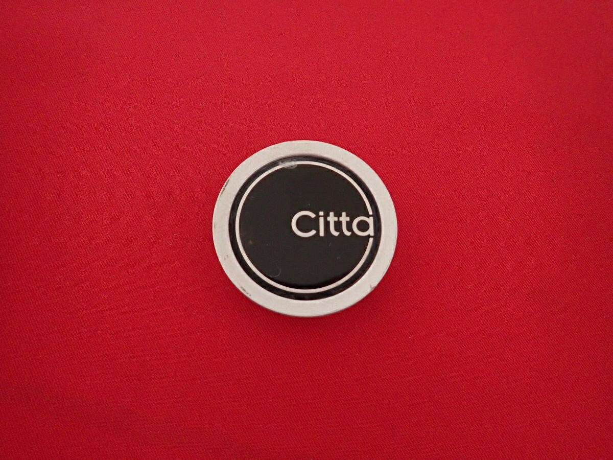 ●商品情報 Citta 中古センターキャップ1枚の出品です。全体的にキズ、変色またはくすみがあります。プラスチック製、銀色×黒色です。刻印 2131555 31500380☆キャップを傷つけてしまった方、破損してしまった方、いつの間にか知らないうちに飛んで行って失くしてしまった方、経年劣化により使用出来なくなってしまった方など、単品でお探しの方におススメです！！☆【寸法・程度について】【程度について】キズ等の程度につきましては画像にてご確認ください。表記は省略させて頂いておりますのでご了解ください。【寸法】※すべて実測値です画像にてご確認下さい。測定個所は下記の部分となります。全幅(直径)・裏面取付部径・厚さ(高さ)ジャンクCP5206915 社外 キャップ 商品番号 P005206915 （お問い合わせの際にはこの番号をお伝え下さい） 部品名 キャップ 証明書 無 保証書 なし 取扱説明書 無 当店評価 ジャンクC スペック 送料（税別） 1,000円 ※沖縄県や離島の場合は中継料が加算されます 当店は中古専門店です。商品画像をよくご確認の上ご購入下さい。 お気に召しませんでしたか？ 当店には数万点の商品があります。 他の商品もぜひご検討ください。 この店舗の他の商品も見てみる