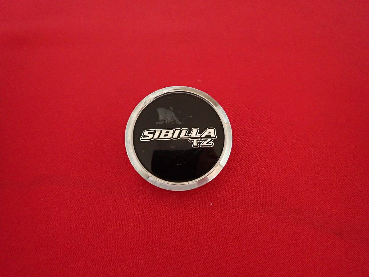 ●商品情報 SIBILLA TZ 中古センターキャップ1枚の出品です。全体的にキズ、変色またはくすみがあります。プラスチック製、メッキ色×黒色です。刻印 CJ-13-CAP 5422 KU01☆キャップを傷つけてしまった方、破損してしまった方、いつの間にか知らないうちに飛んで行って失くしてしまった方、経年劣化により使用出来なくなってしまった方など、単品でお探しの方におススメです！！☆【寸法・程度について】【程度について】キズ等の程度につきましては画像にてご確認ください。表記は省略させて頂いておりますのでご了解ください。【寸法】※すべて実測値です画像にてご確認下さい。測定個所は下記の部分となります。全幅(直径)・裏面取付部径・厚さ(高さ)ジャンクCP5206917 社外 キャップ 商品番号 P005206917 （お問い合わせの際にはこの番号をお伝え下さい） 部品名 キャップ 証明書 無 保証書 なし 取扱説明書 無 当店評価 ジャンクC スペック 送料（税別） 1,000円 ※沖縄県や離島の場合は中継料が加算されます 当店は中古専門店です。商品画像をよくご確認の上ご購入下さい。 お気に召しませんでしたか？ 当店には数万点の商品があります。 他の商品もぜひご検討ください。 この店舗の他の商品も見てみる