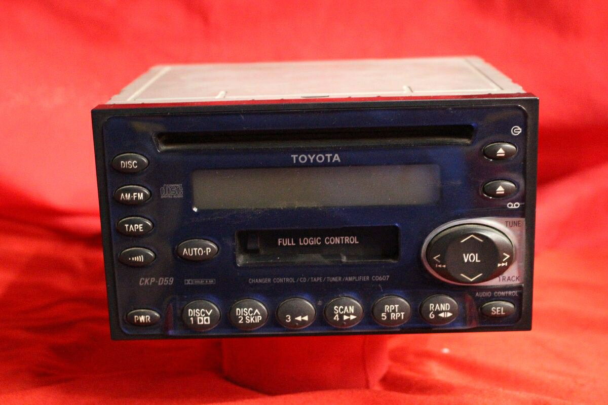 ●商品情報 トヨタ純正 CD＆カセットテープデッキCKP-D59今となっては希少なカセット！！お探しの方、この機会に是非どうぞ！ トヨタ CKP-D59 商品番号 P000006583 （お問い合わせの際にはこの番号をお伝え下さい） 部品名 CKP-D59 証明書 無 保証書 なし 取扱説明書 無 当店評価 中 スペック ・出力不明アンプ内蔵チューナー・CDカセットデッキ※トヨタ純正品です。　他メーカーの車に取付ける場合は　別売の配線とステーの加工が　必要となります 送料（税別） 2,000円 ※沖縄県や離島の場合は中継料が加算されます 当店は中古専門店です。商品画像をよくご確認の上ご購入下さい。 お気に召しませんでしたか？ 当店には数万点の商品があります。 他の商品もぜひご検討ください。 この店舗の他の商品も見てみる
